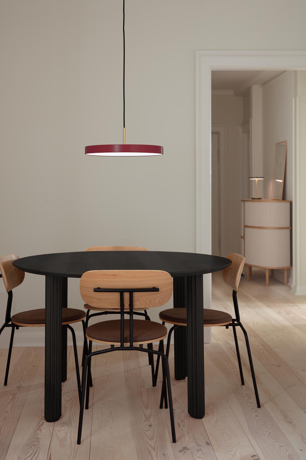 Comfort Circle Esstisch in Black Oak/Rippled präsentiert im Onlineshop von KAQTU Design AG. Esstisch ist von Umage