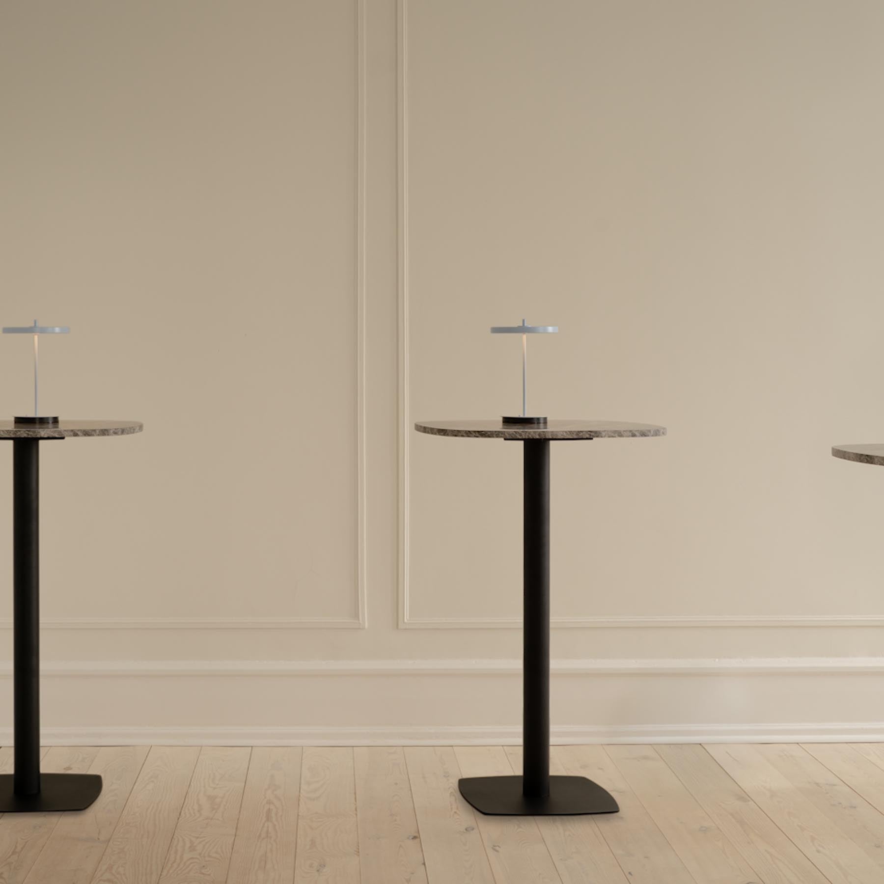 Moderner Gather Bartisch von Umage in elegantem Travertin, ideal für stilvolle Essbereiche und gesellige Zusammenkünfte.