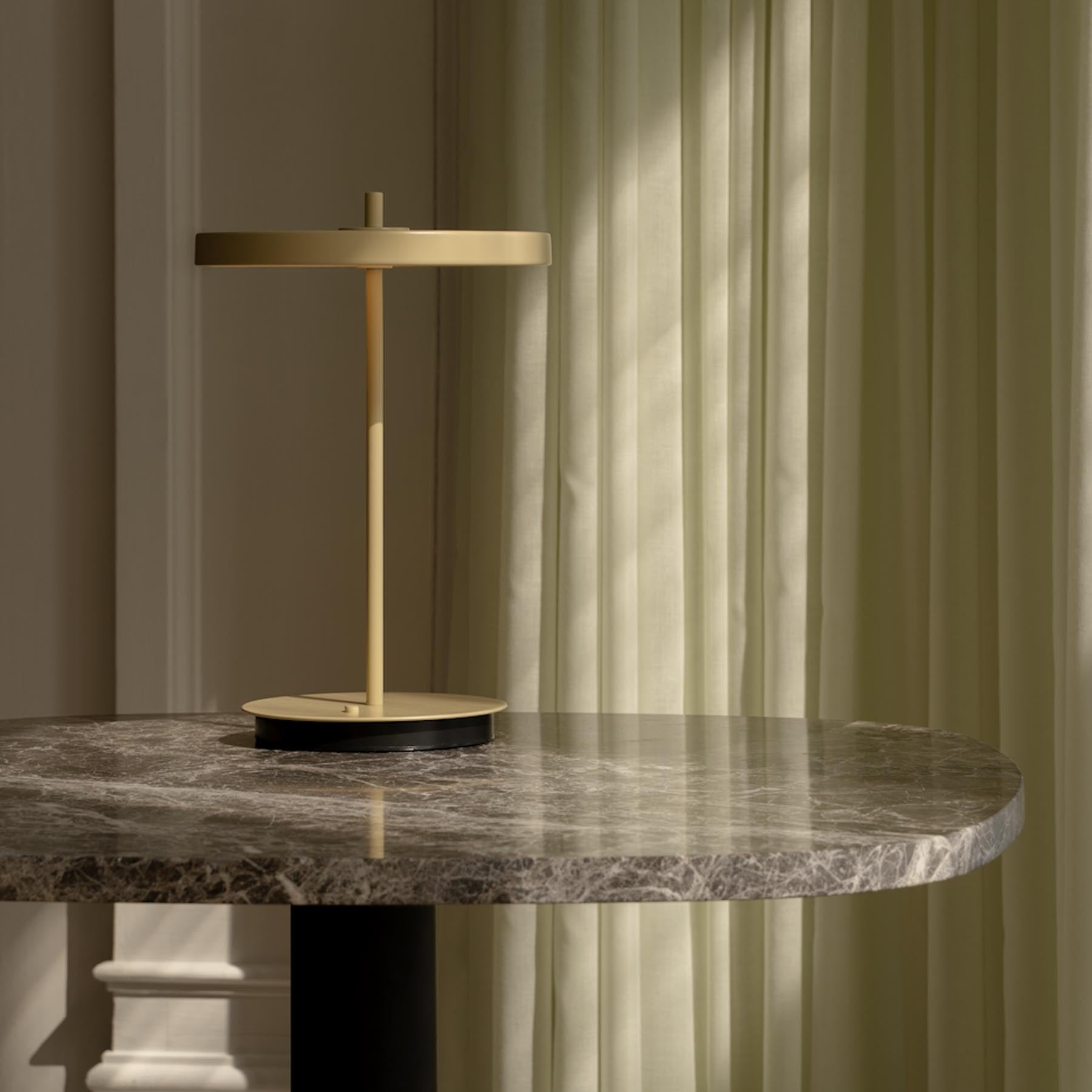 Eleganter Gather Bartisch von Umage, perfekt für gesellige Runden und stilvolle Einrichtung, vereint Funktionalität und modernes Design.