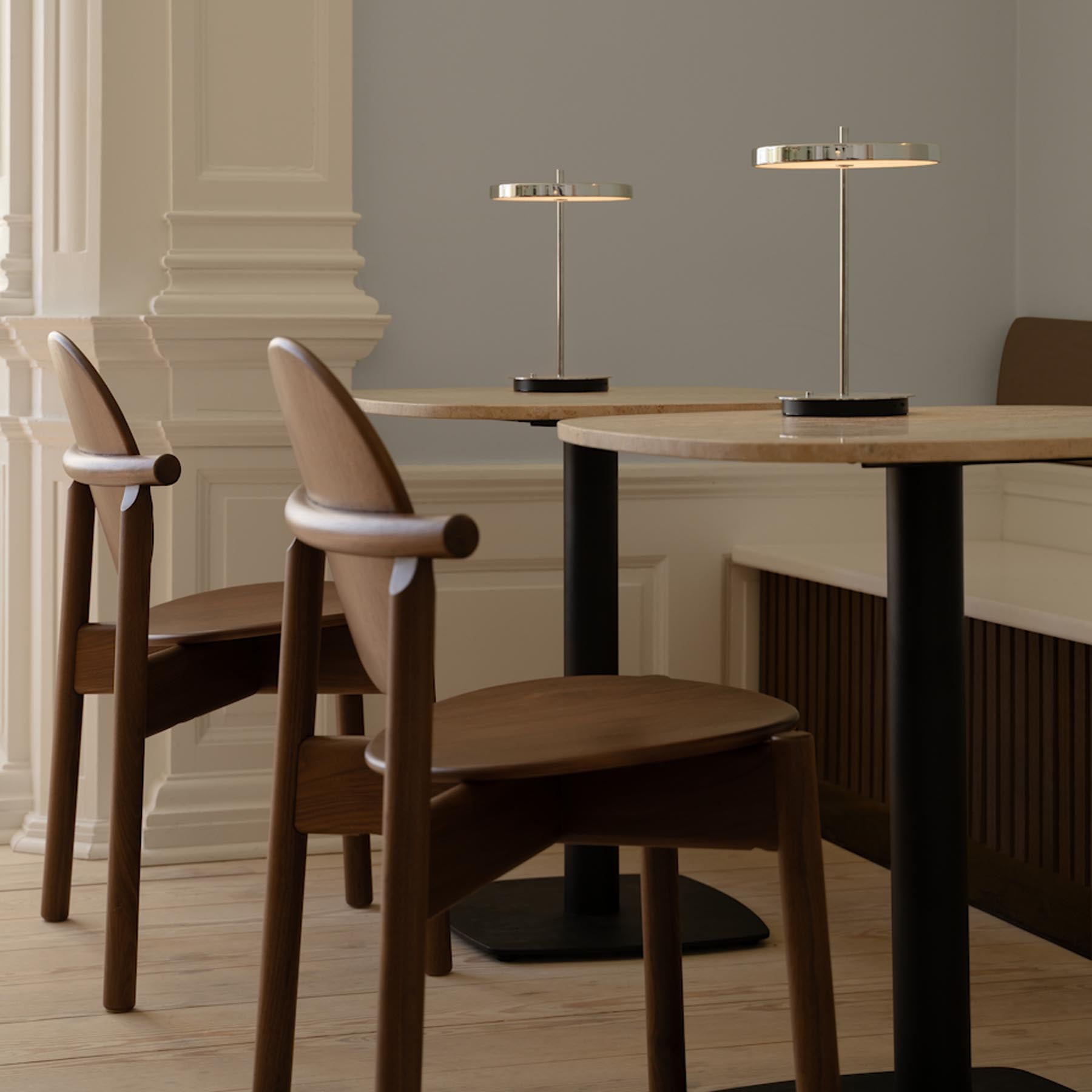 Eleganter Gather Cafétisch von Umage in Travertin, ideal für stilvolle Essbereiche und gesellige Zusammenkünfte.