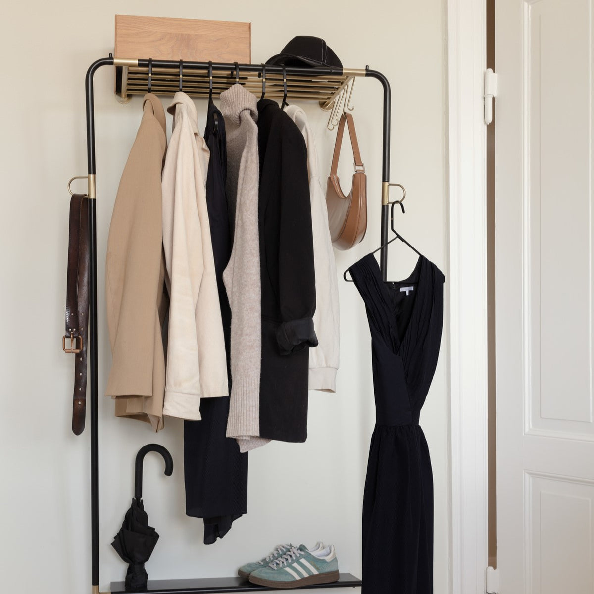 Lean On Me Kleiderständer in Black präsentiert im Onlineshop von KAQTU Design AG. Garderobe ist von Umage