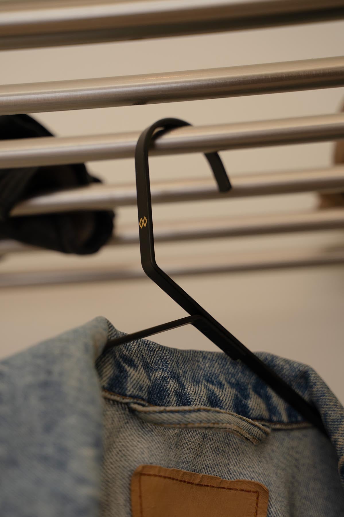 Lean On Me Kleiderständer in Steel präsentiert im Onlineshop von KAQTU Design AG. Garderobe ist von Umage
