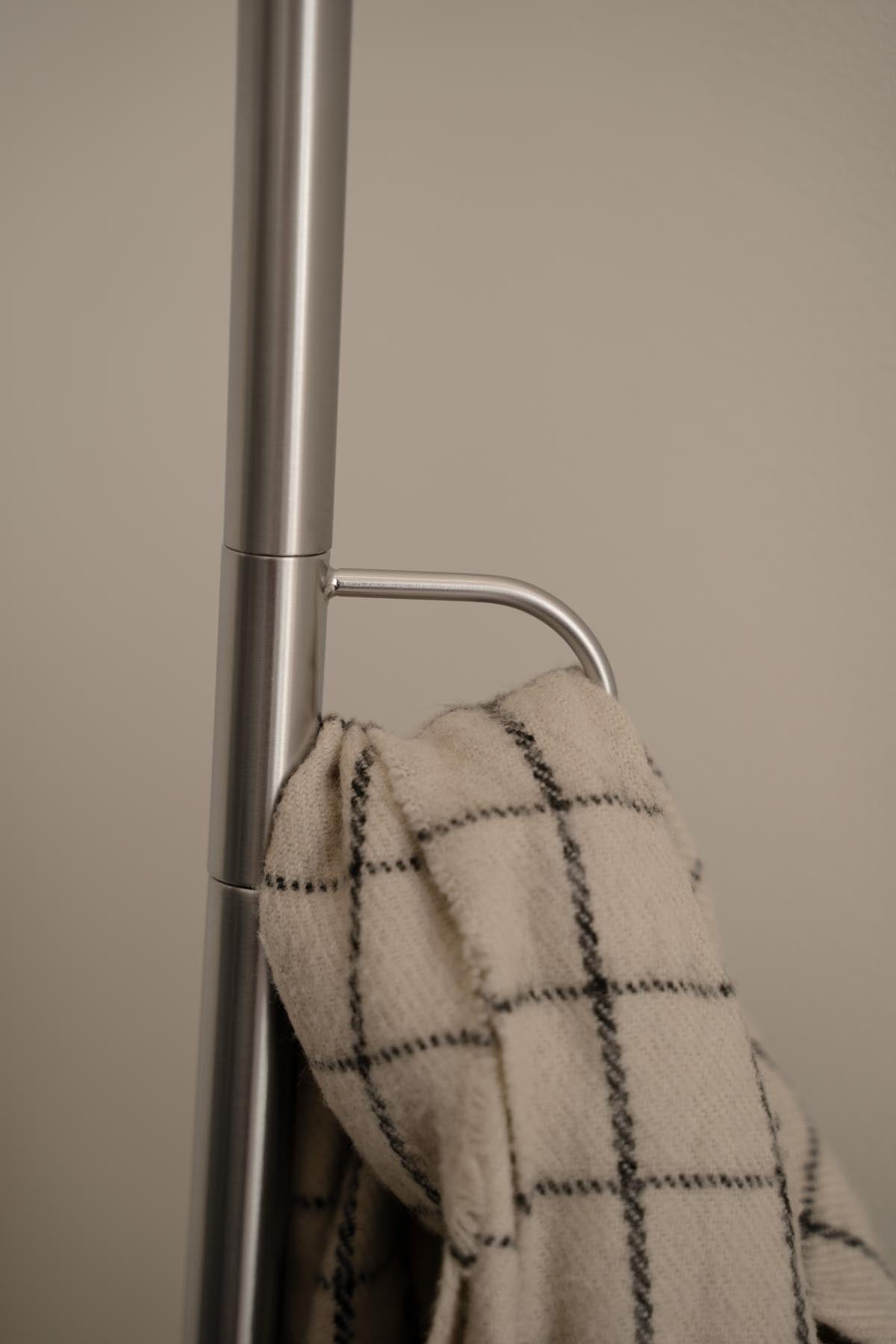 Lean On Me Kleiderständer in Steel präsentiert im Onlineshop von KAQTU Design AG. Garderobe ist von Umage