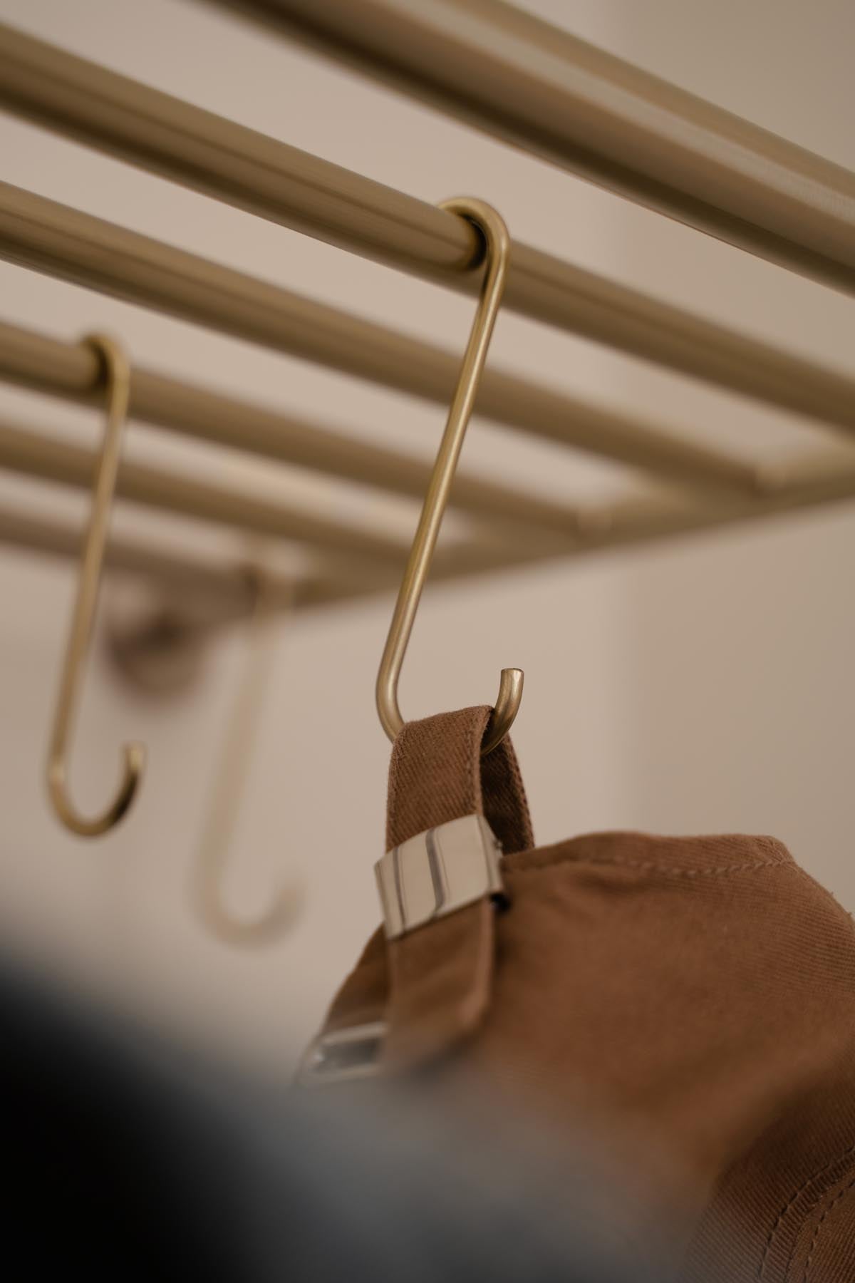 Lean On Me Kleiderständer in Brass präsentiert im Onlineshop von KAQTU Design AG. Garderobe ist von Umage