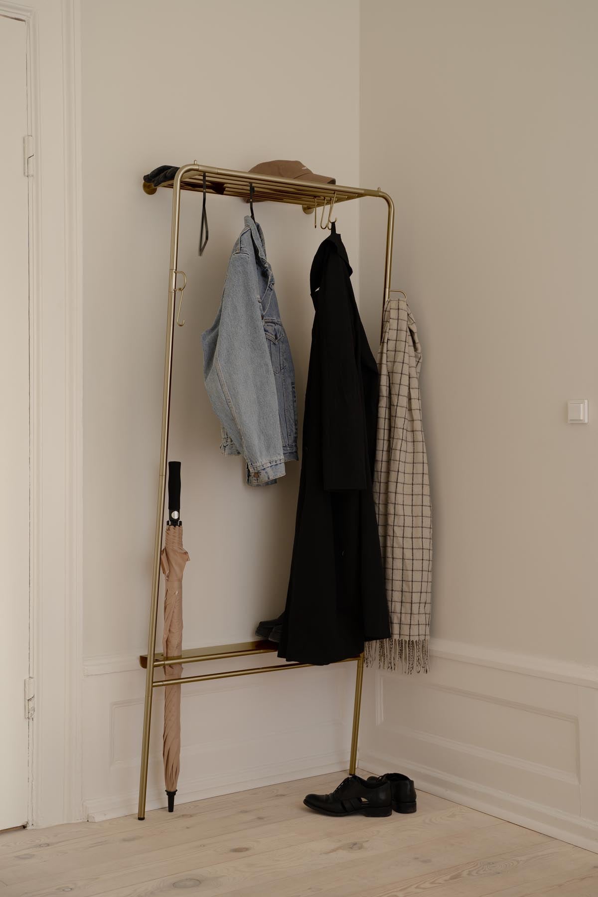 Lean On Me Kleiderständer in Brass präsentiert im Onlineshop von KAQTU Design AG. Garderobe ist von Umage