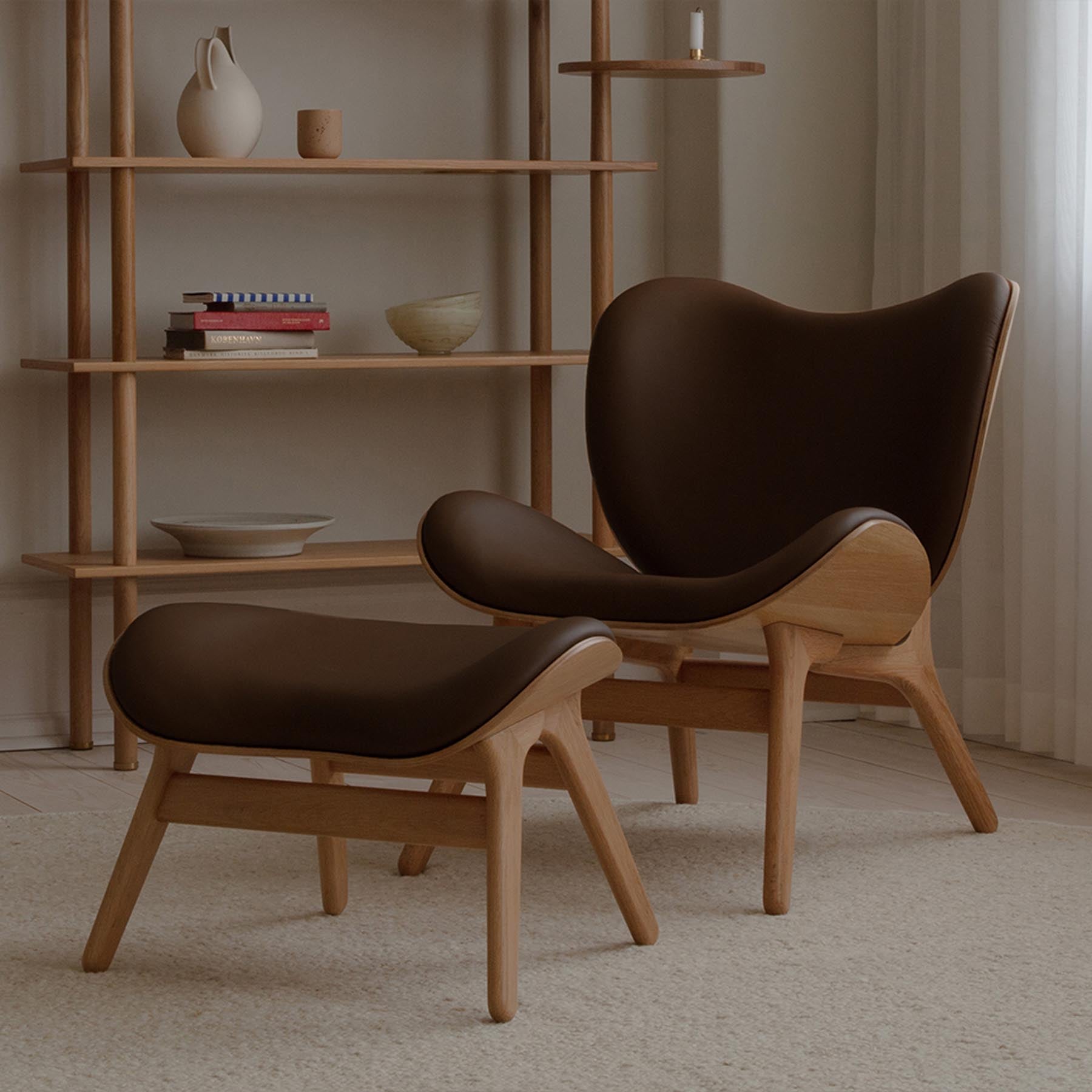 Eleganter A Conversation Piece Low Sessel in warmem Braun, ideal für stilvolle Wohnräume und gemütliche Gespräche.