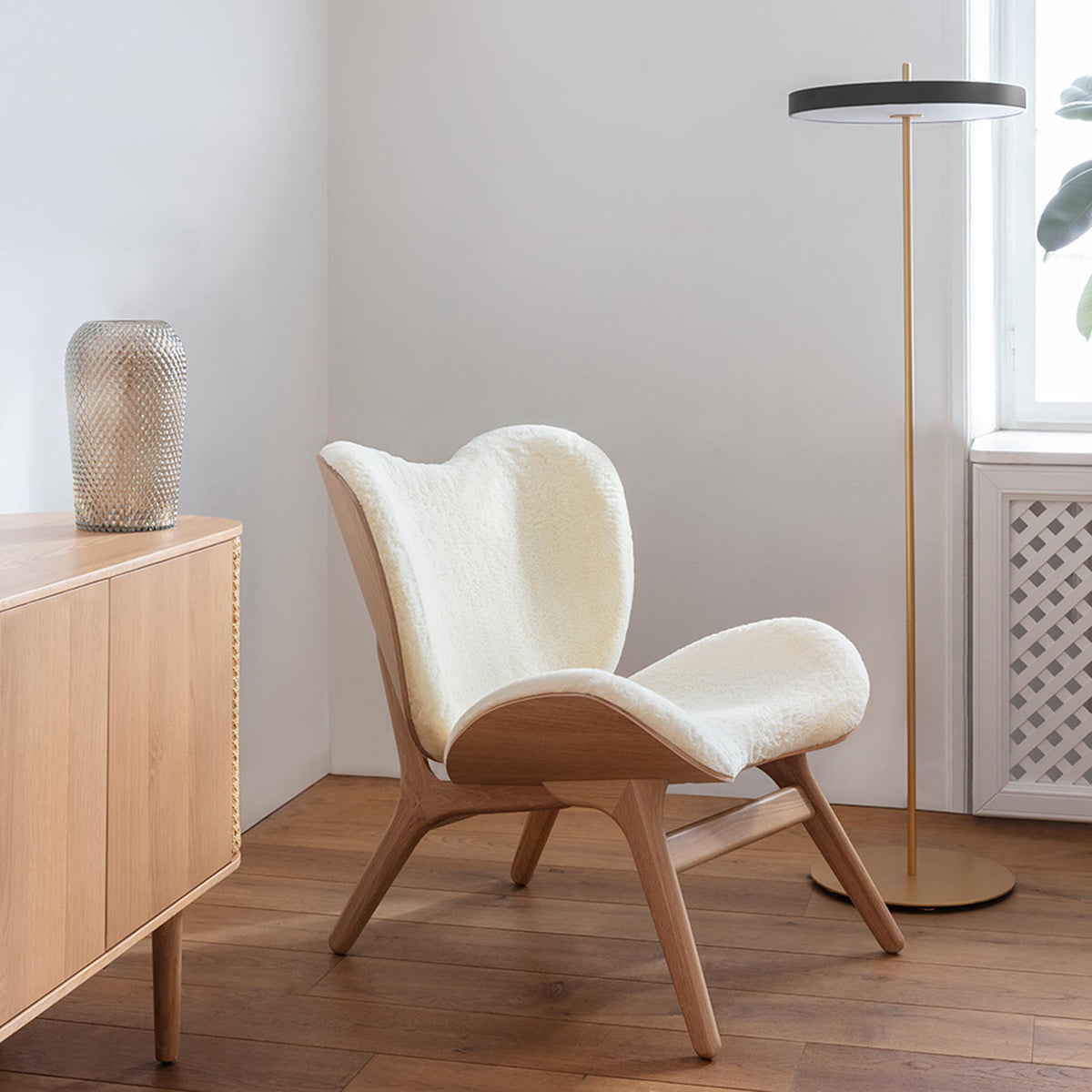 A Conversation Piece Low Sessel in Teddy White präsentiert im Onlineshop von KAQTU Design AG. Sessel ist von Umage