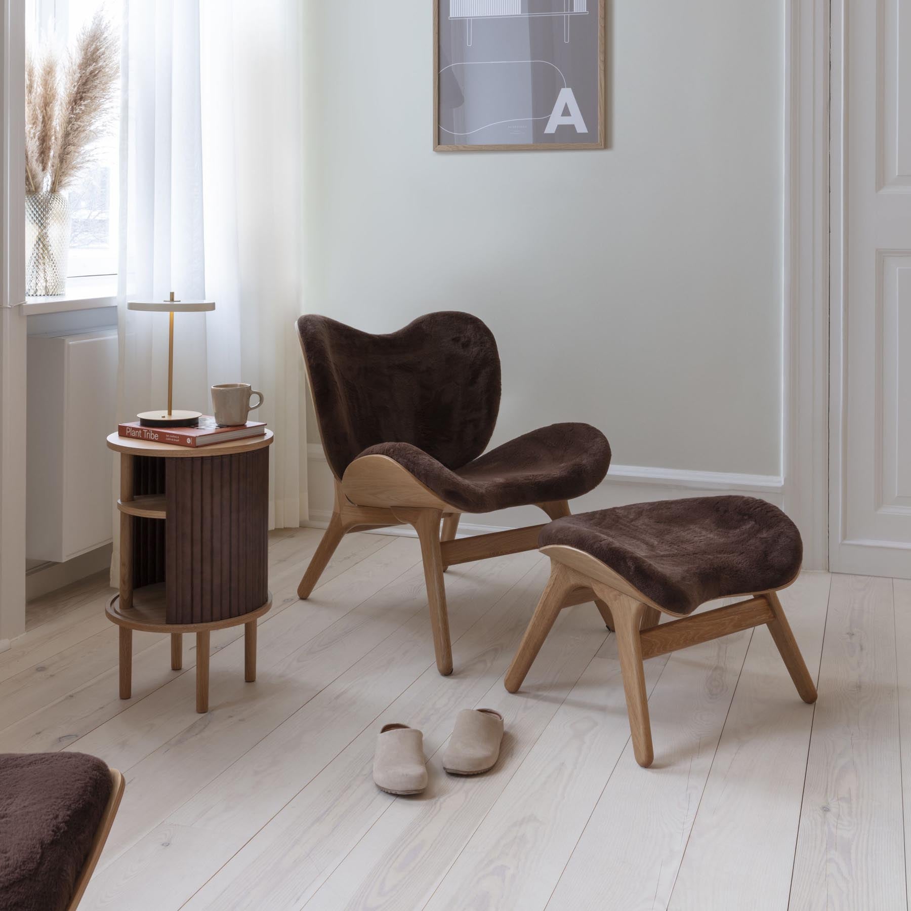Eleganter A Conversation Piece Low Sessel in Teddy Brown, stilvoll inszeniert in einem modernen Wohnambiente.