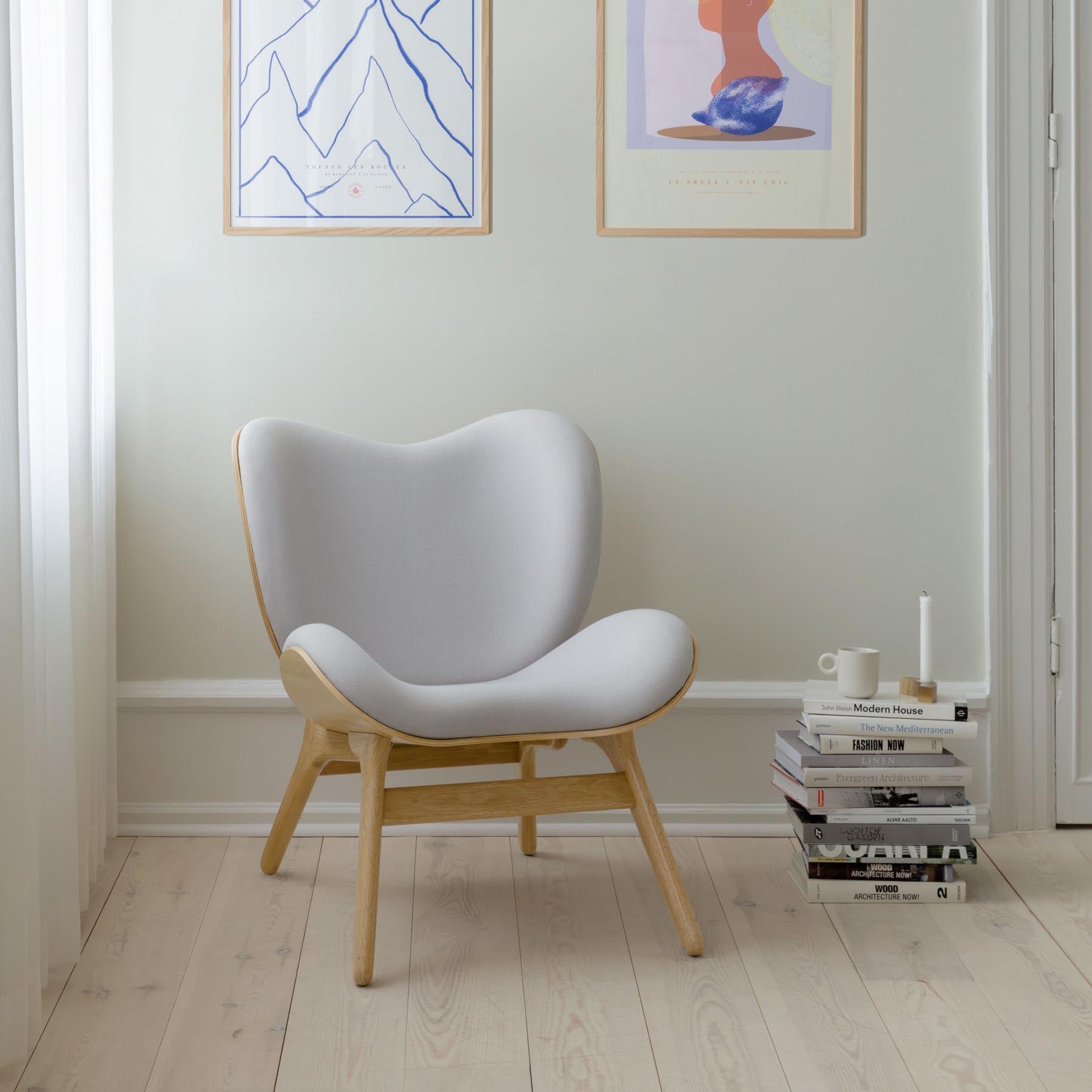 Eleganter A Conversation Piece Low Sessel von Umage in stilvollem Sterling, ideal für moderne Wohnräume und gemütliche Gespräche.