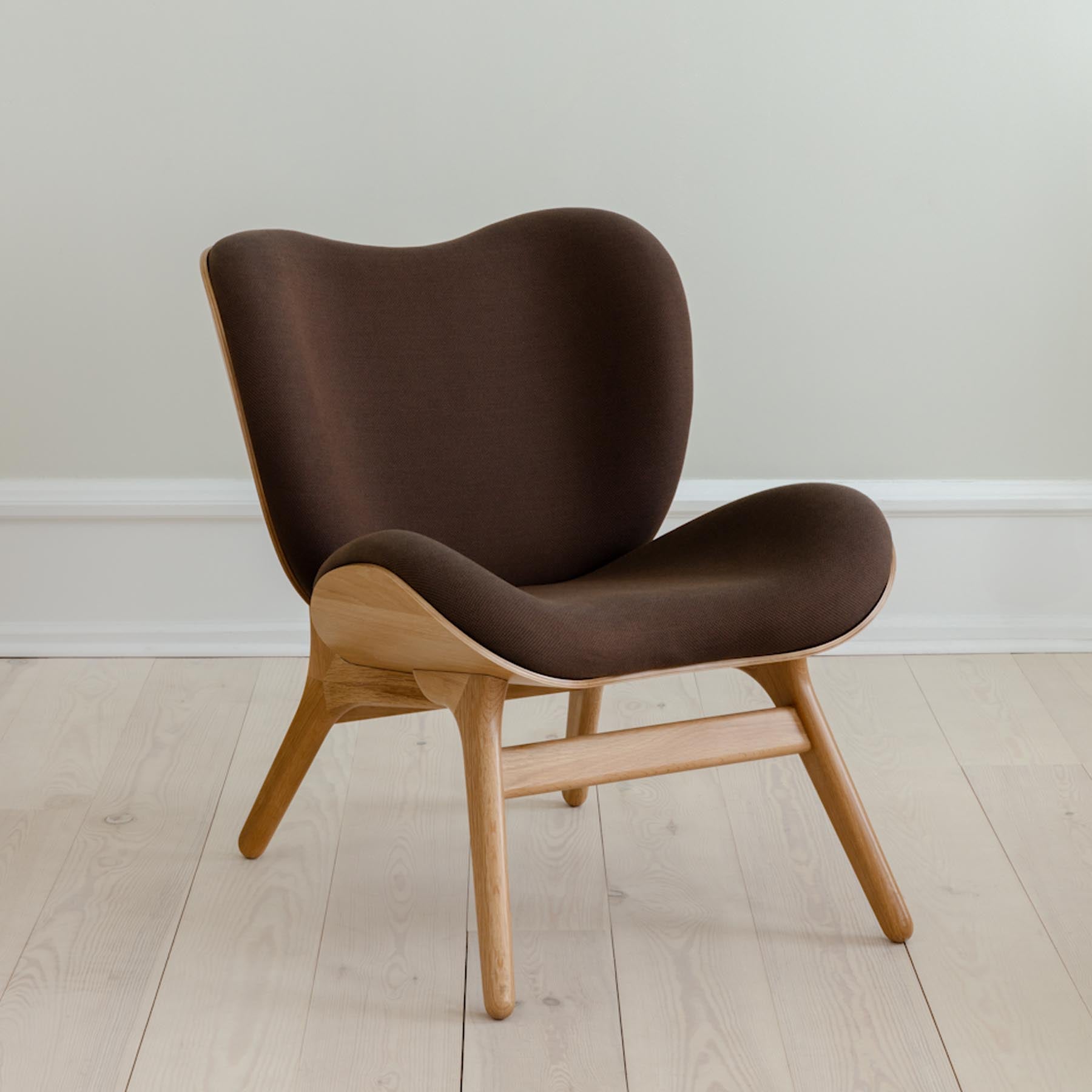 Eleganter A Conversation Piece Low Sessel in Mocca, ideal für stilvolle Wohnräume, präsentiert in einem ansprechenden Ambiente.