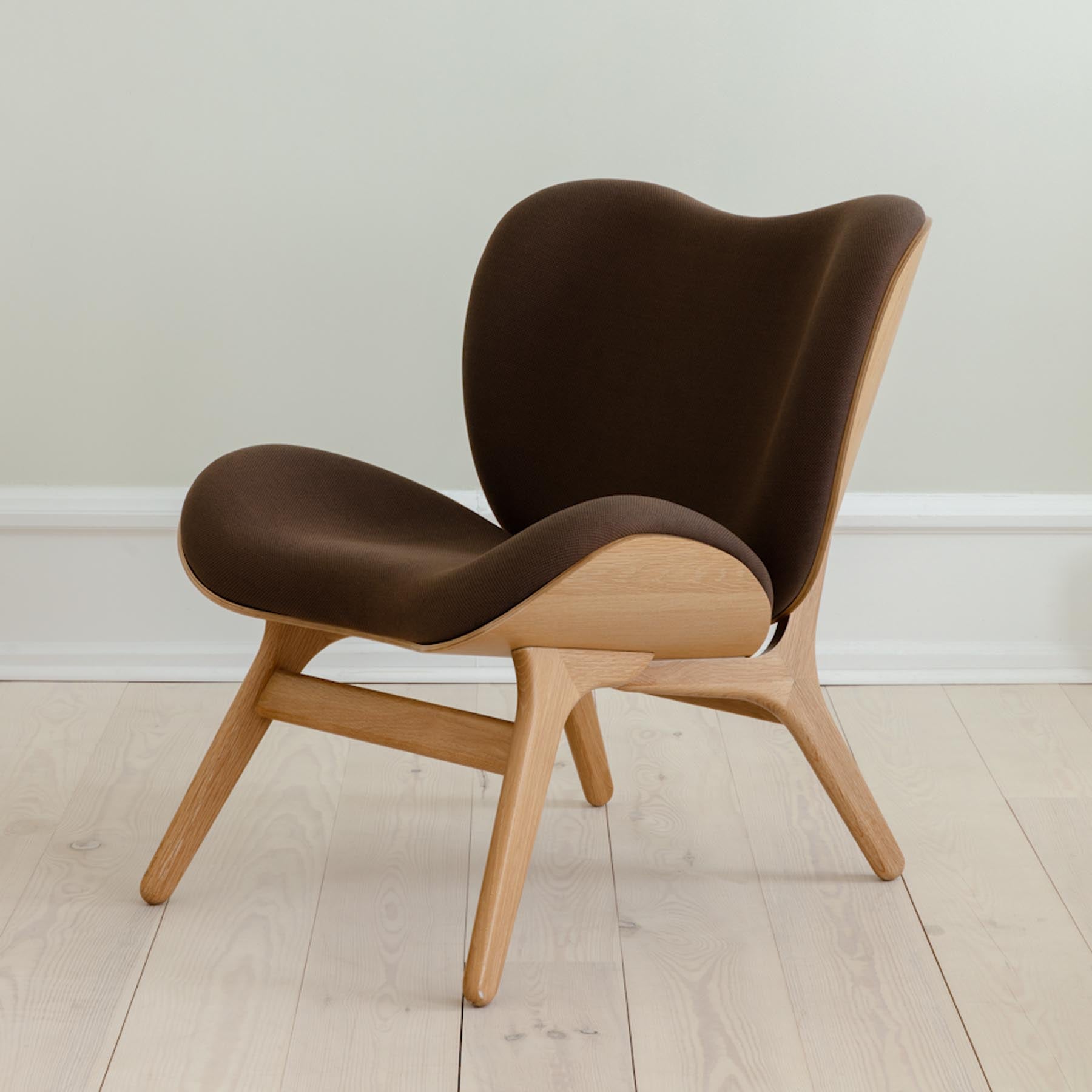 Eleganter Low Sessel in Mocca von Umage, ideal für entspannte Gespräche und stilvolle Einrichtungselemente in Ihrem Zuhause.