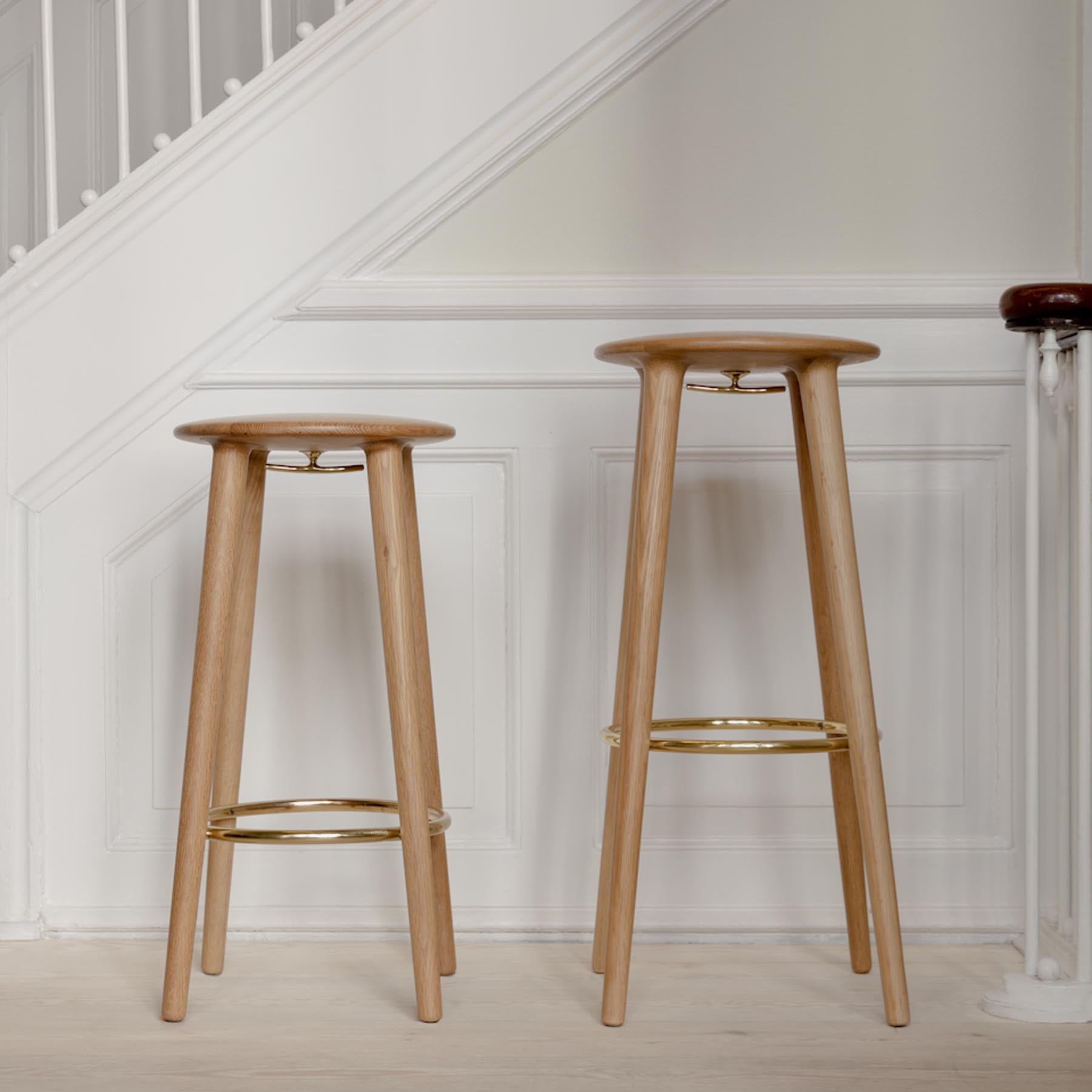 Eleganter Barhocker "The Socialite" von Umage in Eiche, ideal für stilvolle Wohnräume und gesellige Küchen. Modernes Design trifft Komfort.