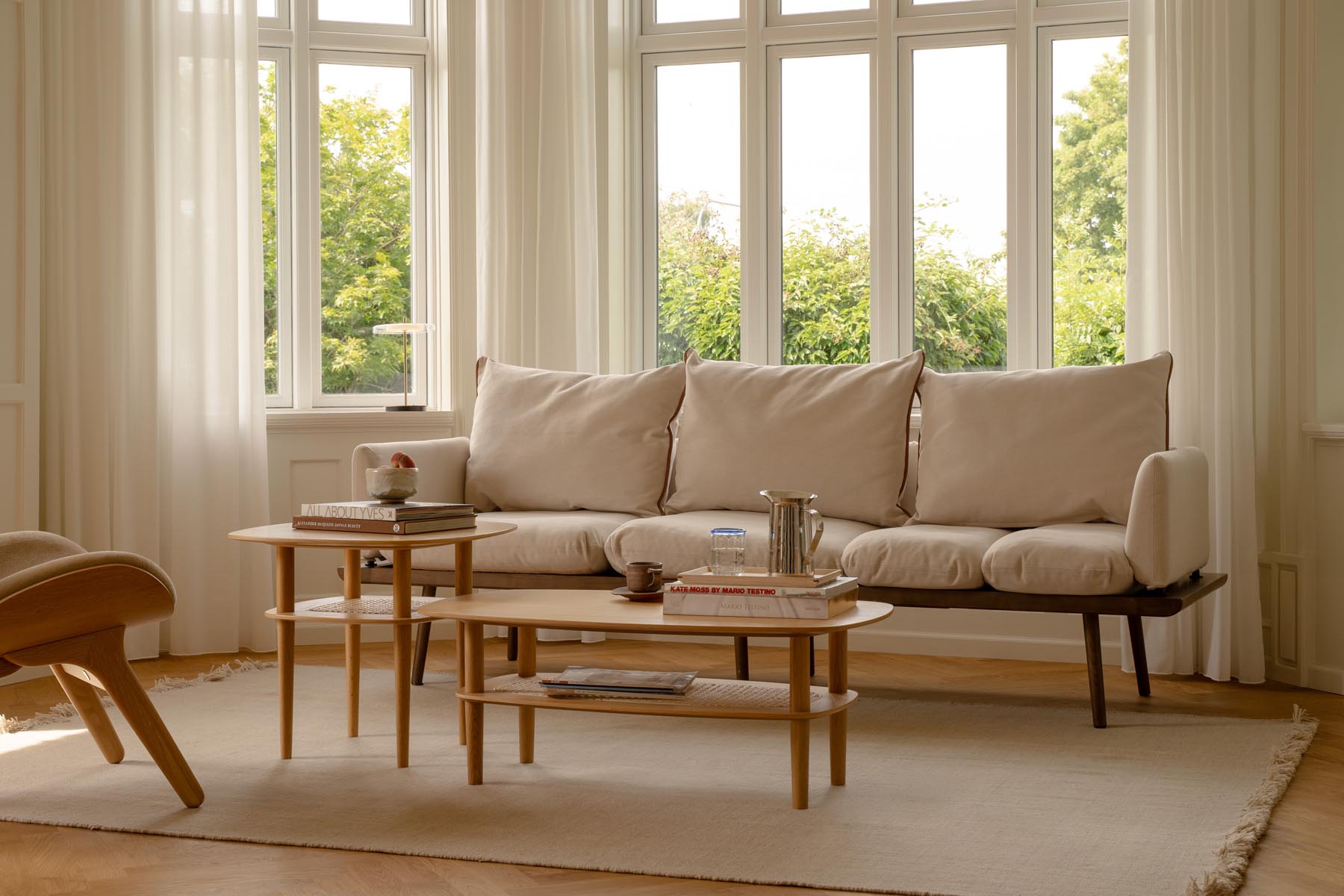 Moderner Together Sleek Rectangle Couchtisch aus Eiche, der durch sein minimalistisches Design und seine Vielseitigkeit besticht.