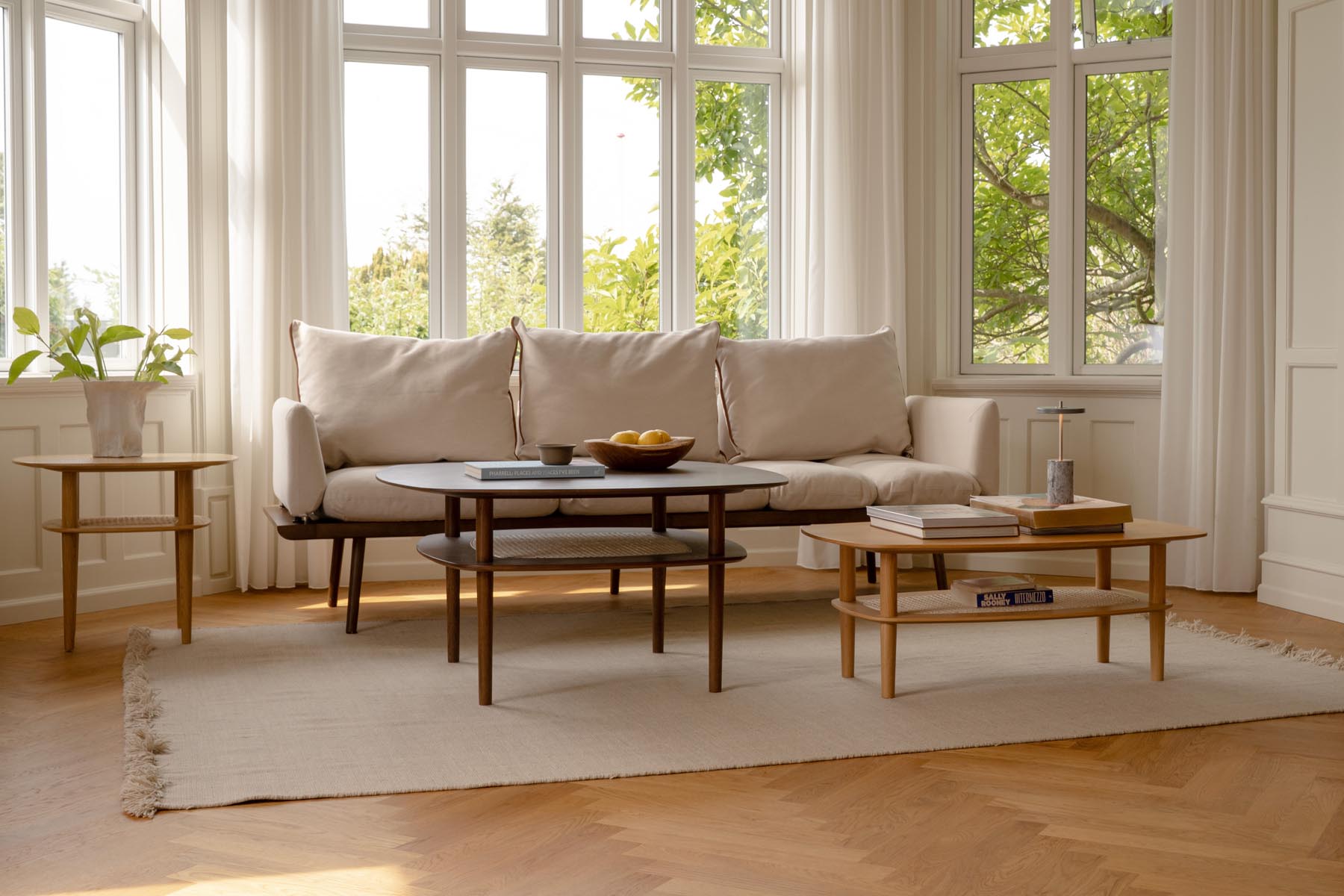 Eleganter Together Sleek Rectangle Couchtisch aus hochwertiger Eiche, ideal für stilvolle Wohnräume und vielseitige Einrichtungskonzepte.