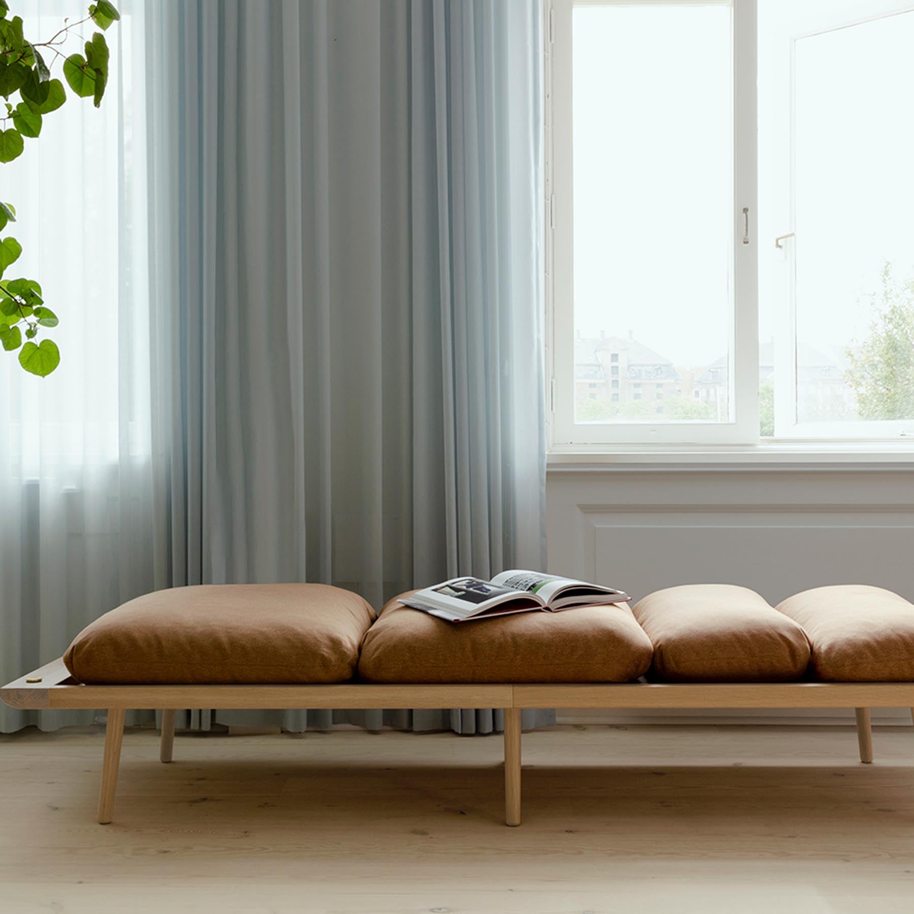 Gemütliches Lounge Around Daybed in warmem Sugar Brown, ideal für entspannte Stunden und stilvolle Einrichtung. Perfekt für jedes Zuhause.