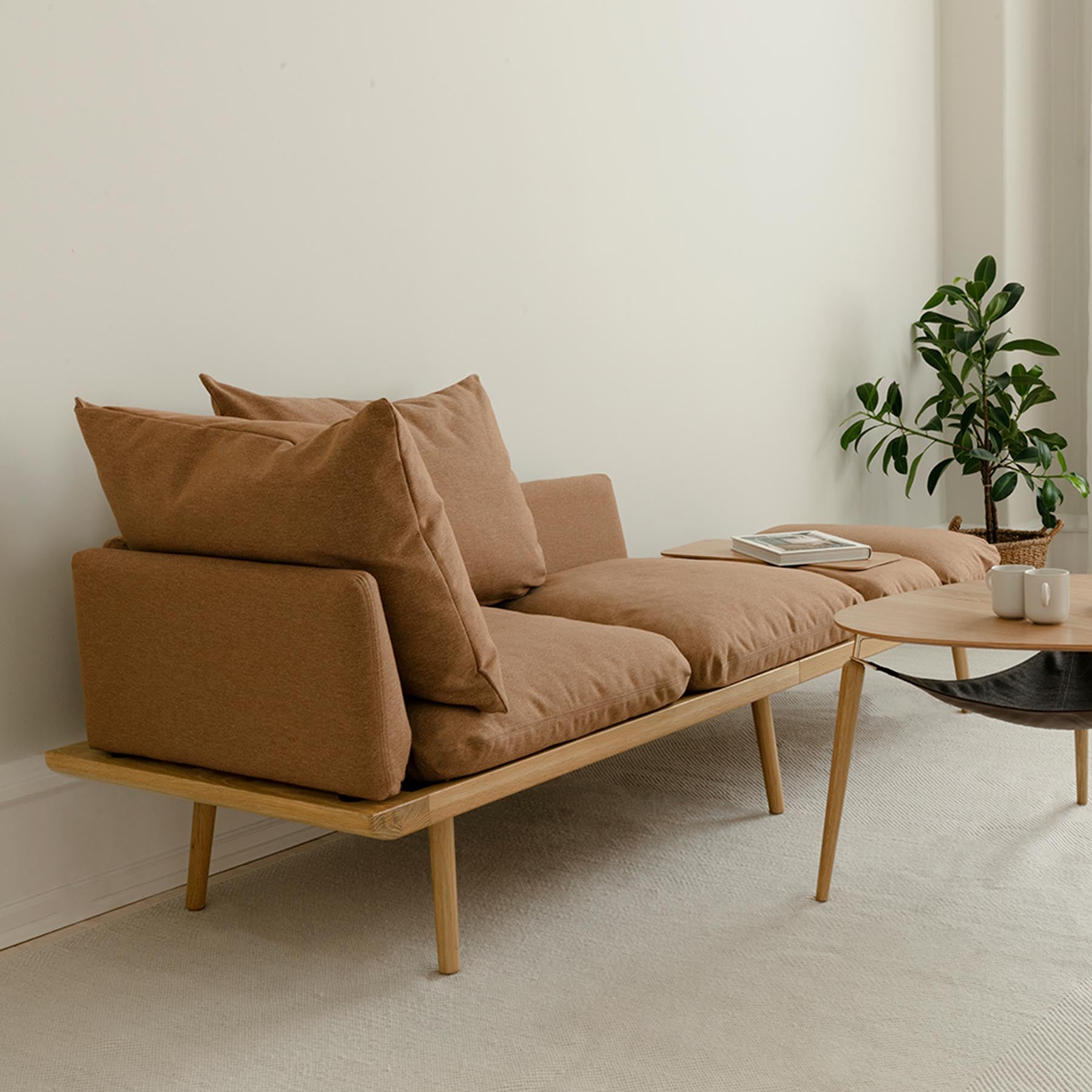 Gemütliches Lounge Around 3-Sitzer Sofa in warmem Sugar Brown, ideal für stilvolle Wohnräume und entspannte Stunden.