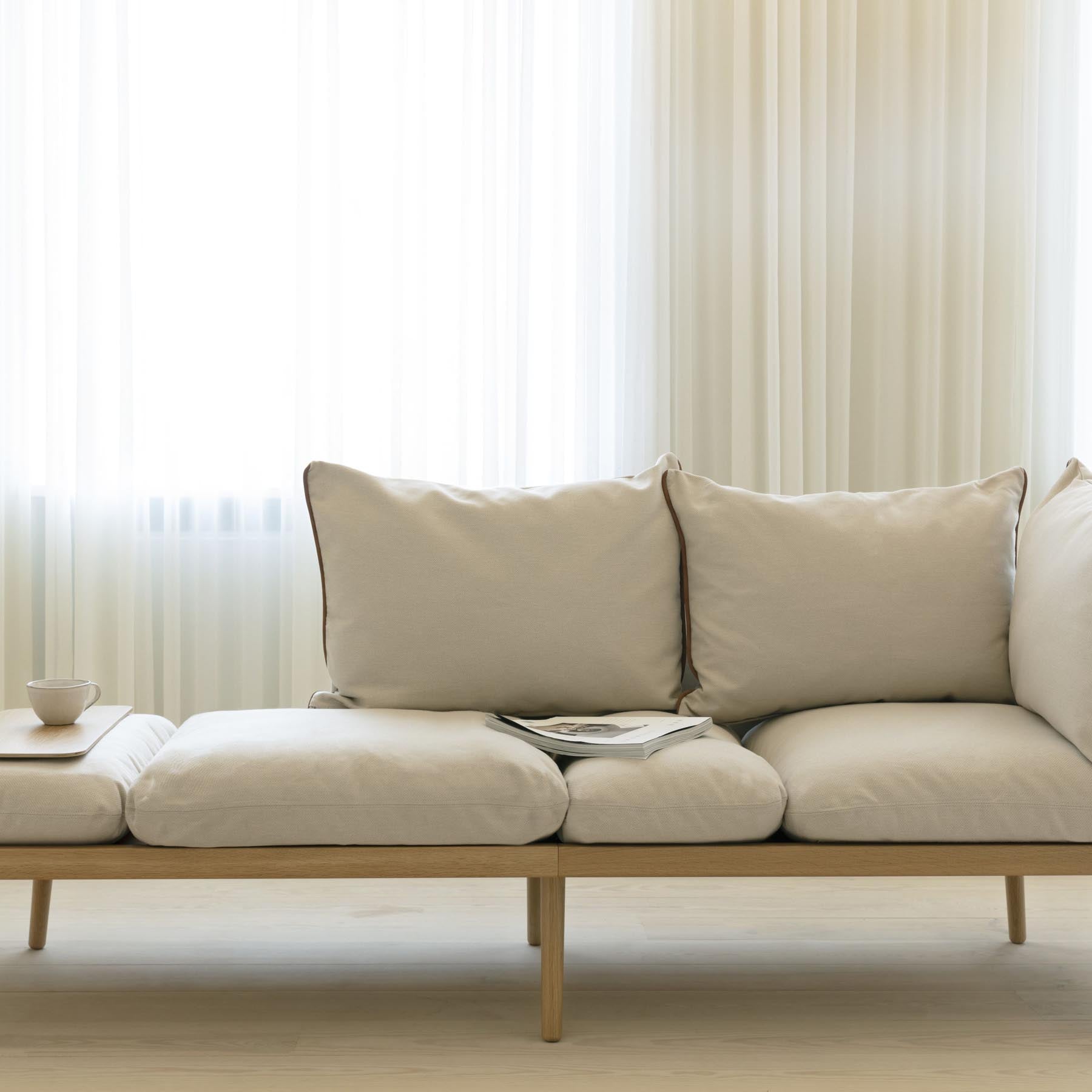 Elegantes 3-Sitzer Sofa Lounge Around von Umage, ideal für entspannte Stunden und geschmackvolle Wohnräume in sanften Tönen.
