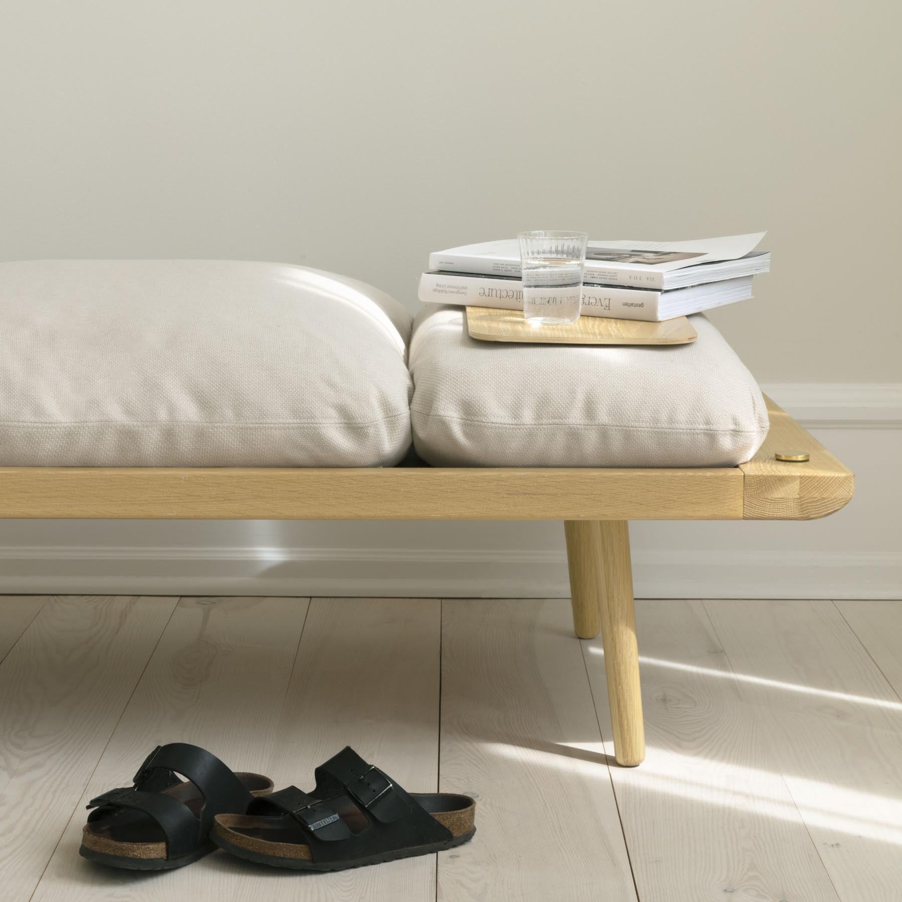 Stylisches 3-Sitzer Sofa Lounge Around von Umage, perfekt für gemütliche Abende und moderne Wohnkonzepte in sanften Farben.