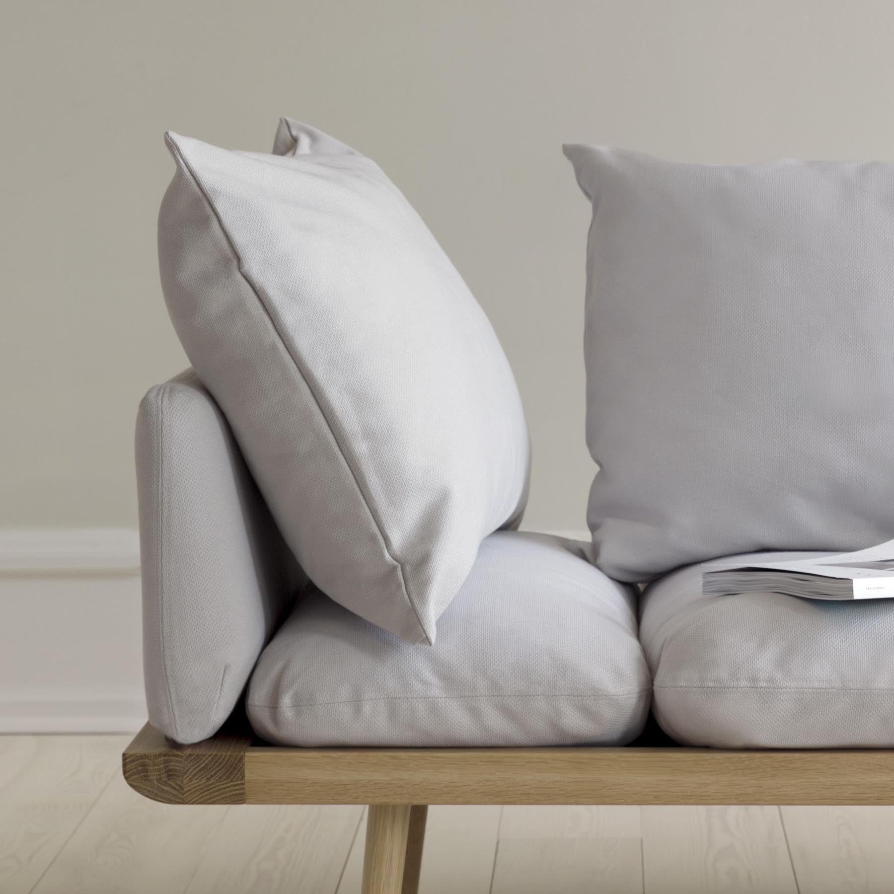 Gemütliches Lounge Around 3-Sitzer Sofa in stilvollem Sterling, ideal für entspannte Stunden im modernen Wohnraum.