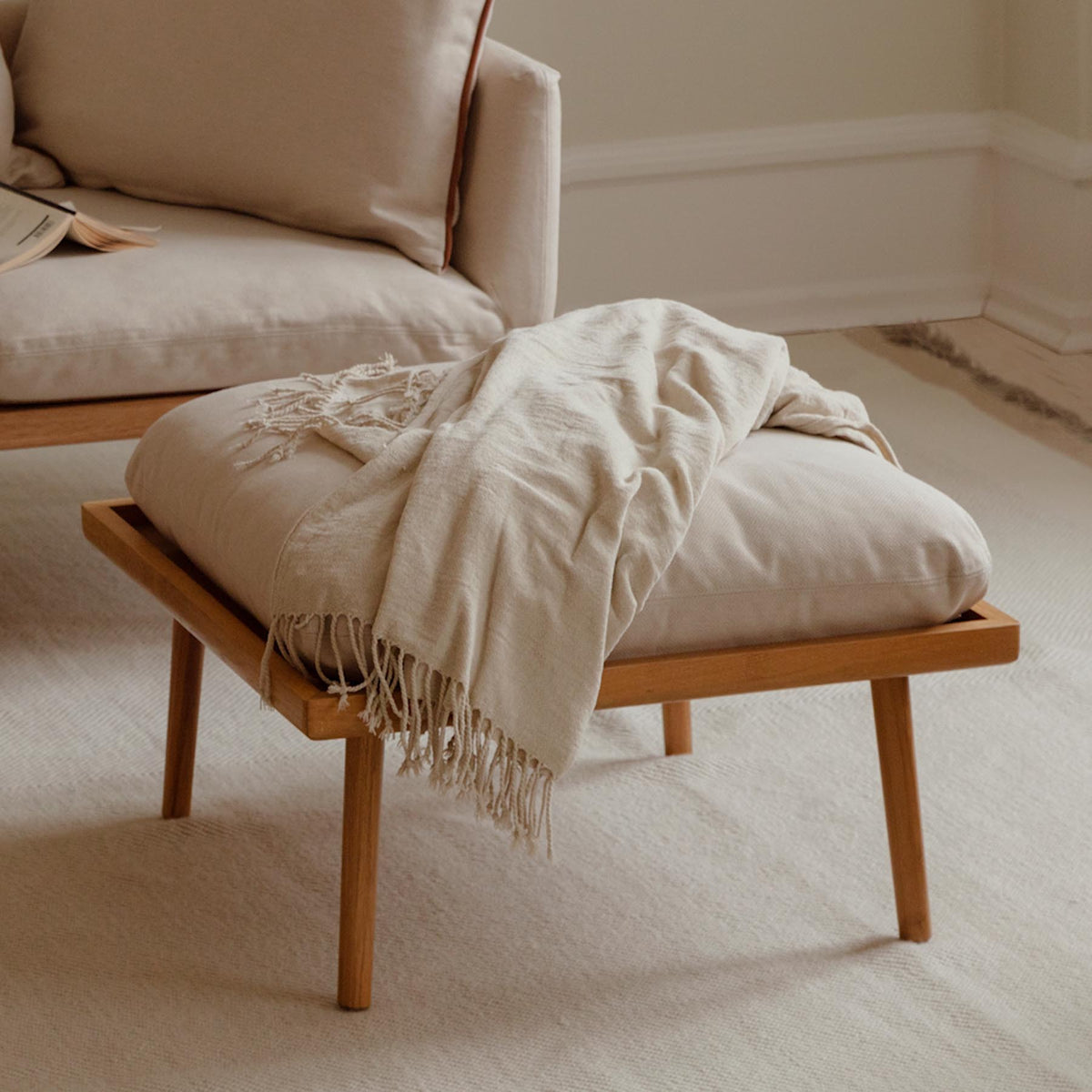 Lounge Around Shuffle Beistelltisch in White Sands präsentiert im Onlineshop von KAQTU Design AG. Pouf ist von Umage