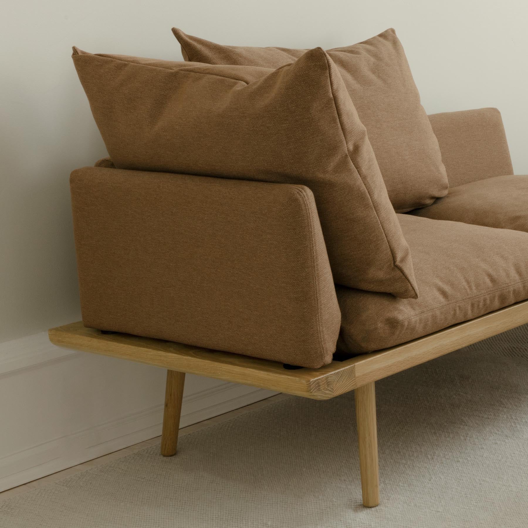 Gemütliches Lounge Around 1.5-Sitzer Sofa in warmem Sugar Brown, ideal für stilvolle Wohnräume und entspannte Stunden.