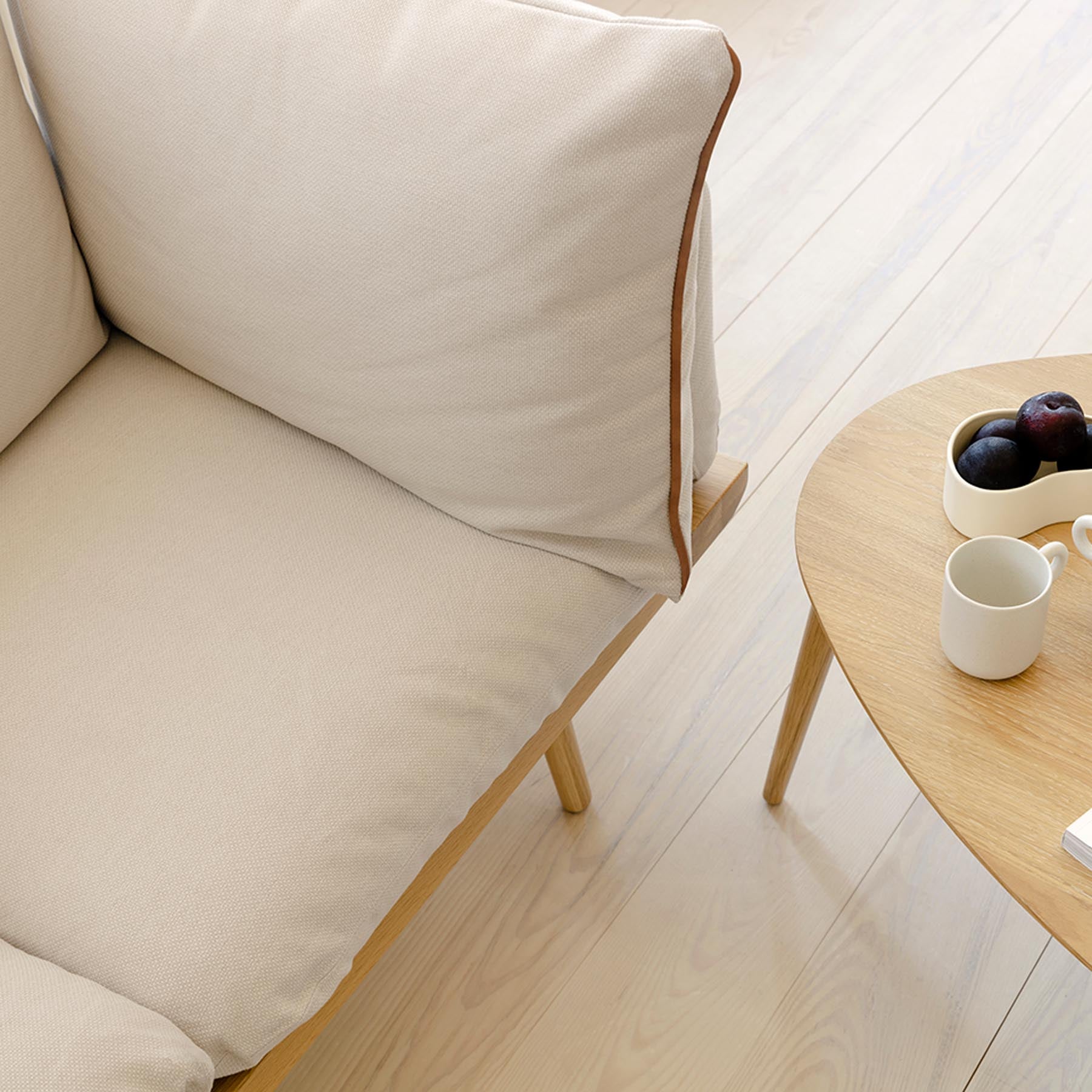 Elegantes Lounge Around 1.5-Sitzer Sofa in sanften Weißtönen, ideal für stilvolle Wohnräume, entworfen von Umage.