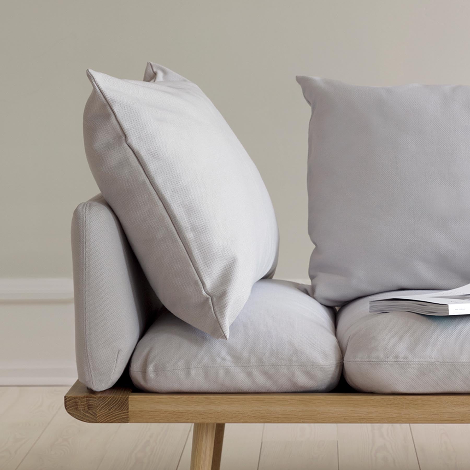 Gemütliches Lounge Around 1.5-Sitzer Sofa in stilvollem Sterling, ideal für entspannte Momente im modernen Wohnraum.