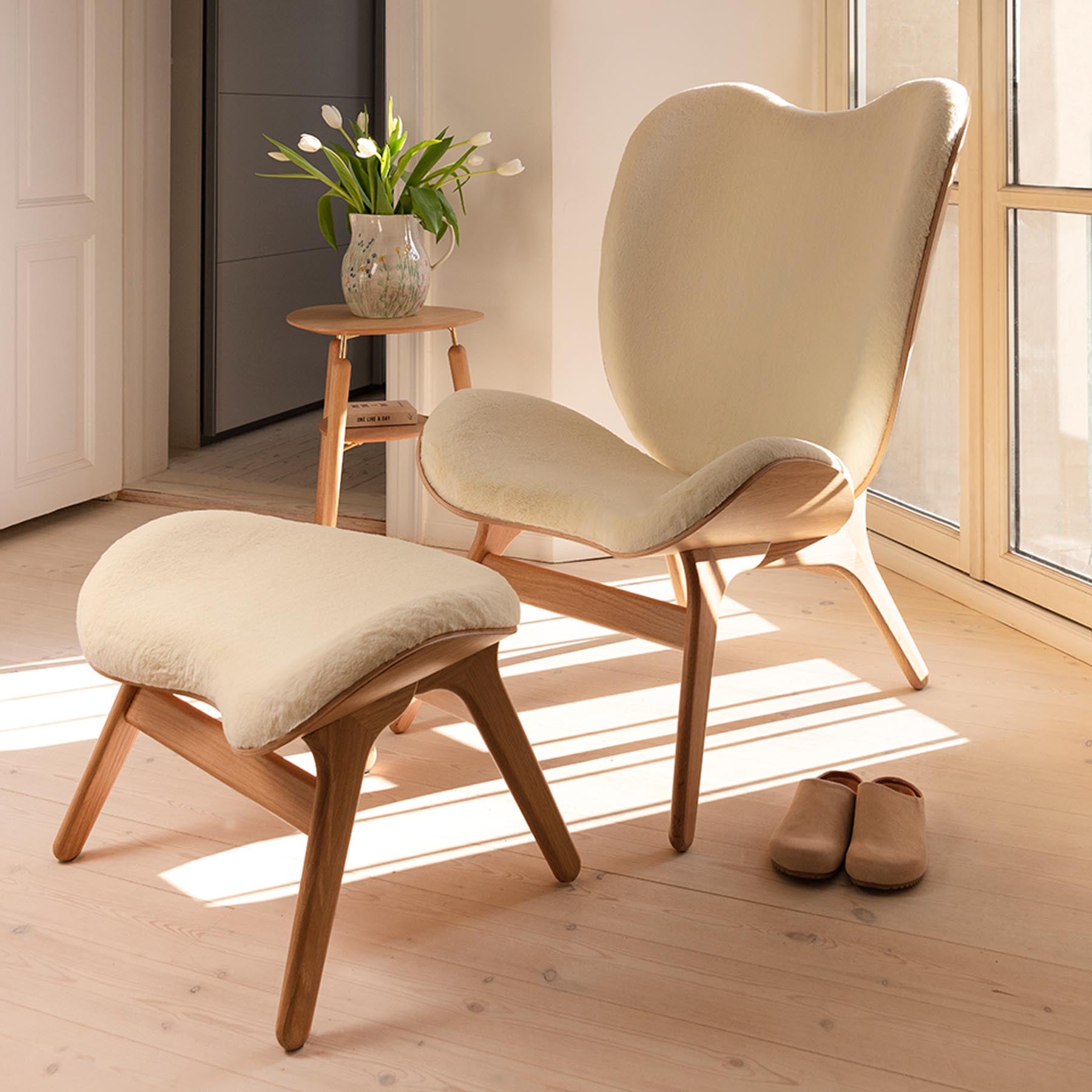 Eleganter Ottoman in Teddy White von Umage, ideal für stilvolle Akzente in jedem Raum. Perfekt für Gespräche und Entspannung.