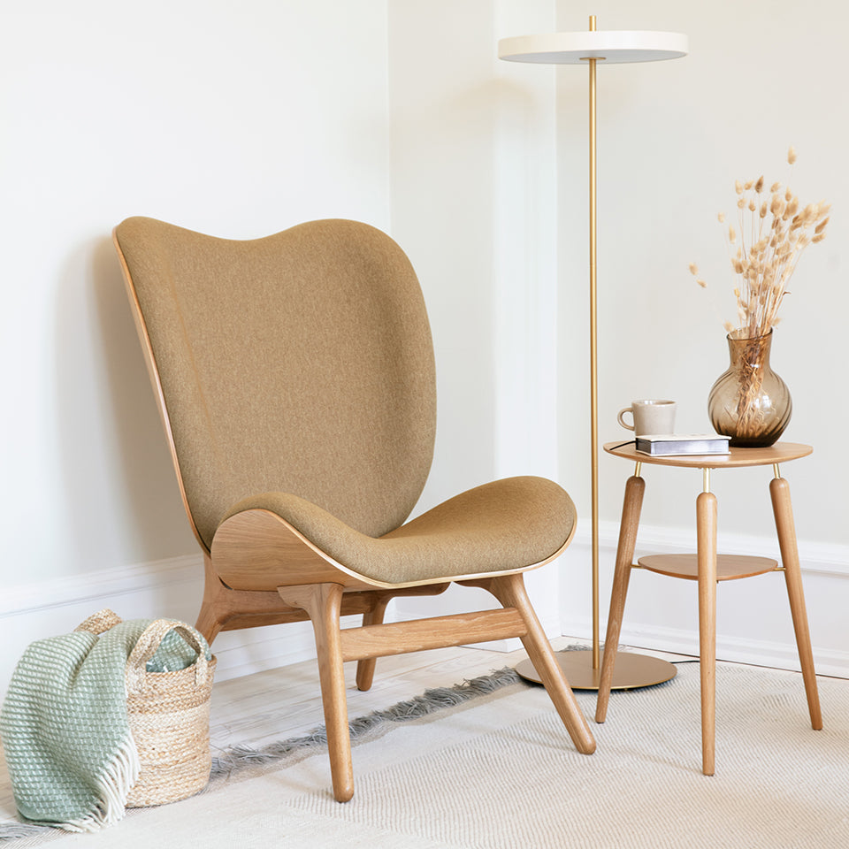 Eleganter A Conversation Piece Tall Sessel in warmem Sugar Brown, ideal für stilvolle Wohnräume und gemütliche Gespräche.