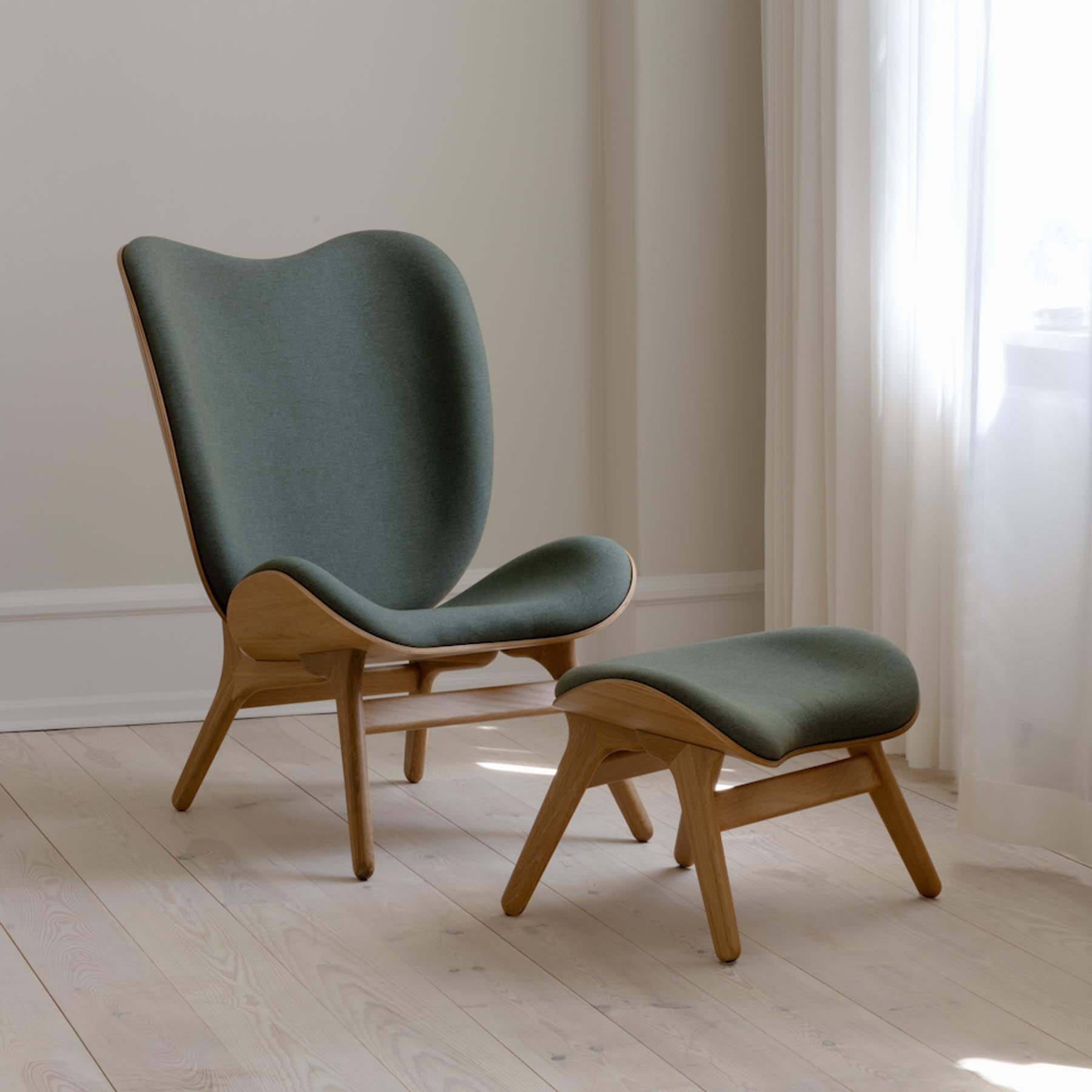 Eleganter A Conversation Piece Tall Sessel von Umage, der stilvolle Akzente setzt und durch seine hohe Rückenlehne optimalen Sitzkomfort bietet.