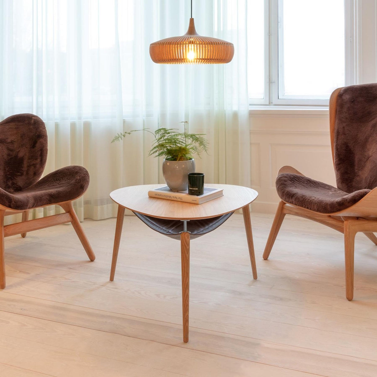 Hang Out Beistelltisch in Schwarz präsentiert im Onlineshop von KAQTU Design AG. Couchtisch ist von Umage