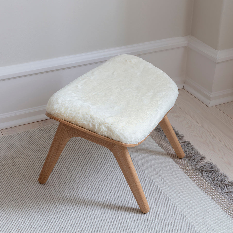 The Reader Ottoman in Teddy White präsentiert im Onlineshop von KAQTU Design AG. Ottoman ist von Umage