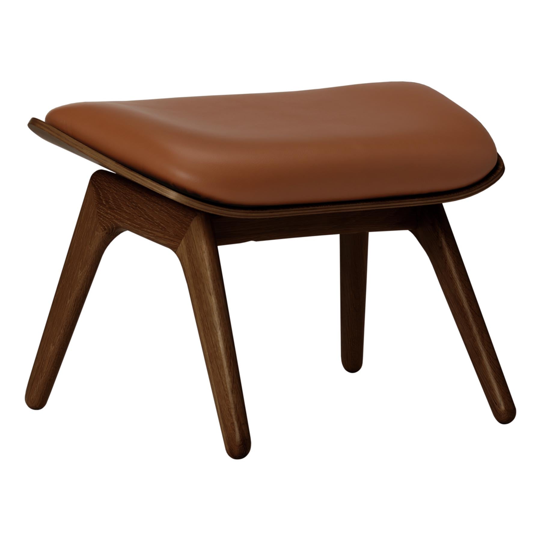 Stilvoller Reader Ottoman in edlem Cognac, perfekt für entspannte Leseecken und moderne Wohnräume, entworfen von Umage.