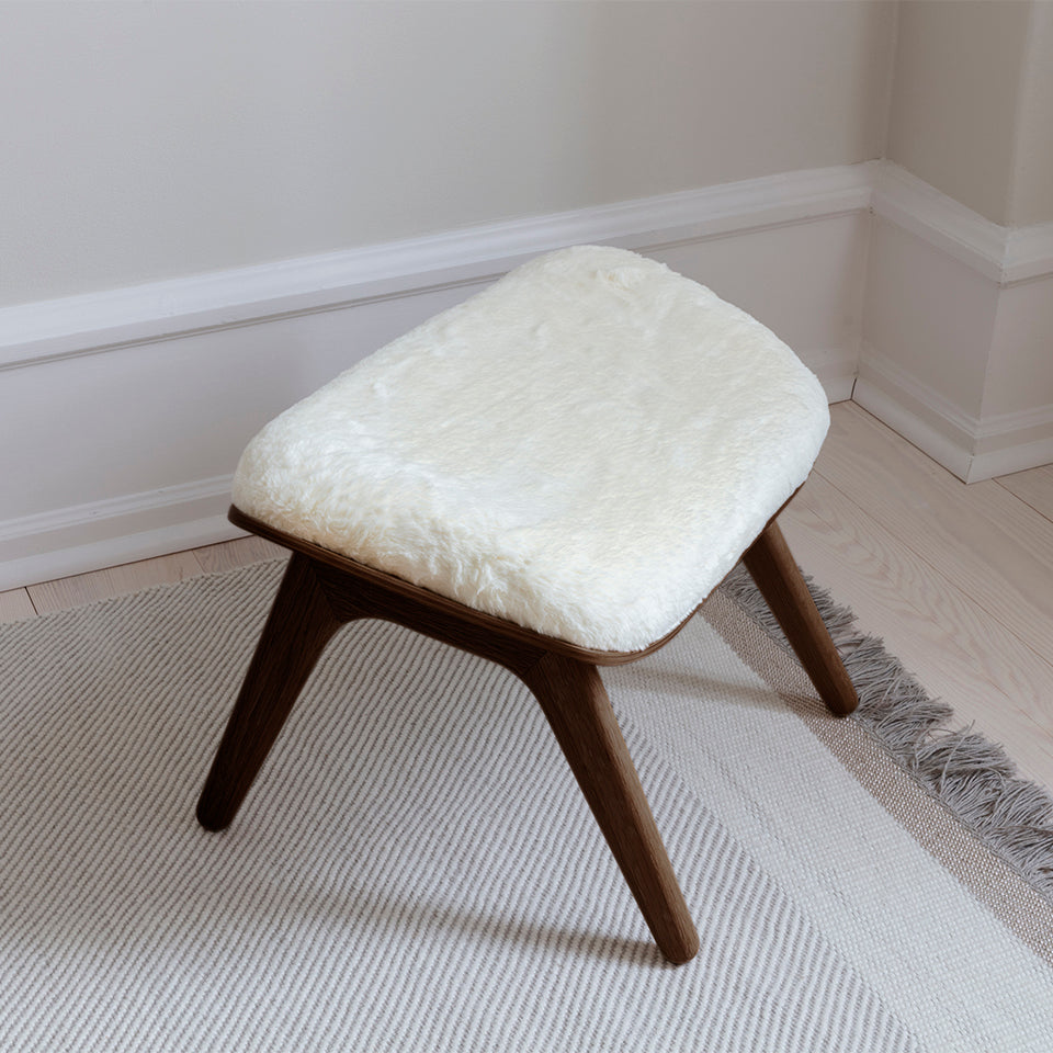 The Reader Ottoman in Teddy White präsentiert im Onlineshop von KAQTU Design AG. Ottoman ist von Umage