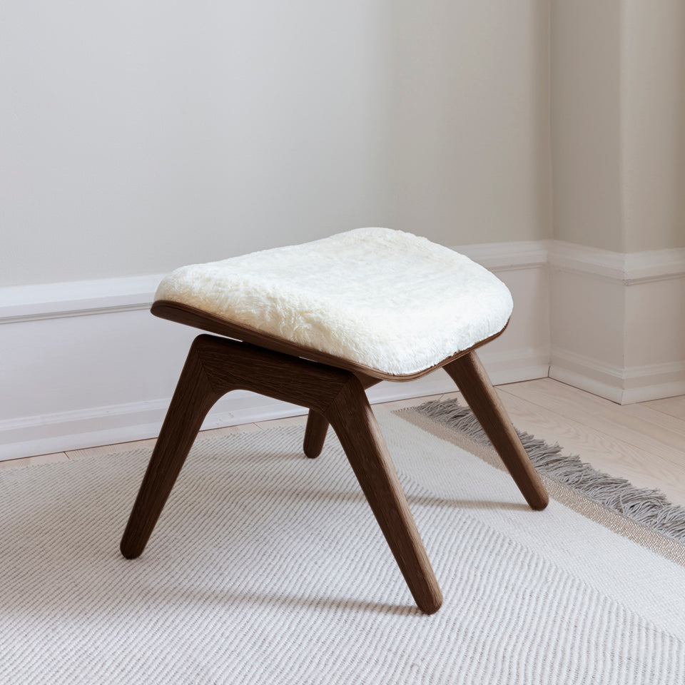 The Reader Ottoman in Teddy White präsentiert im Onlineshop von KAQTU Design AG. Ottoman ist von Umage