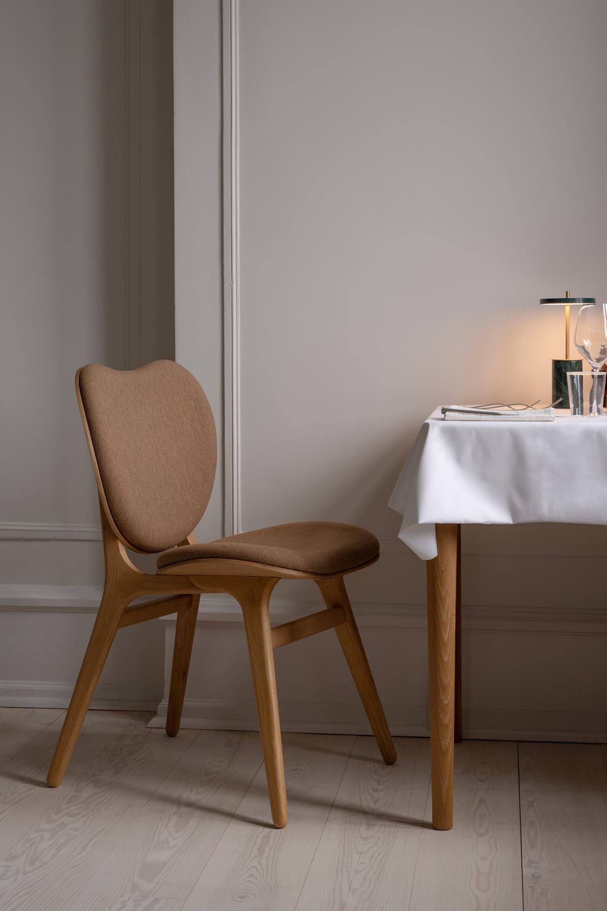A Conversation Piece Esszimmerstuhl in Sugar Brown präsentiert im Onlineshop von KAQTU Design AG. Stuhl ist von Umage