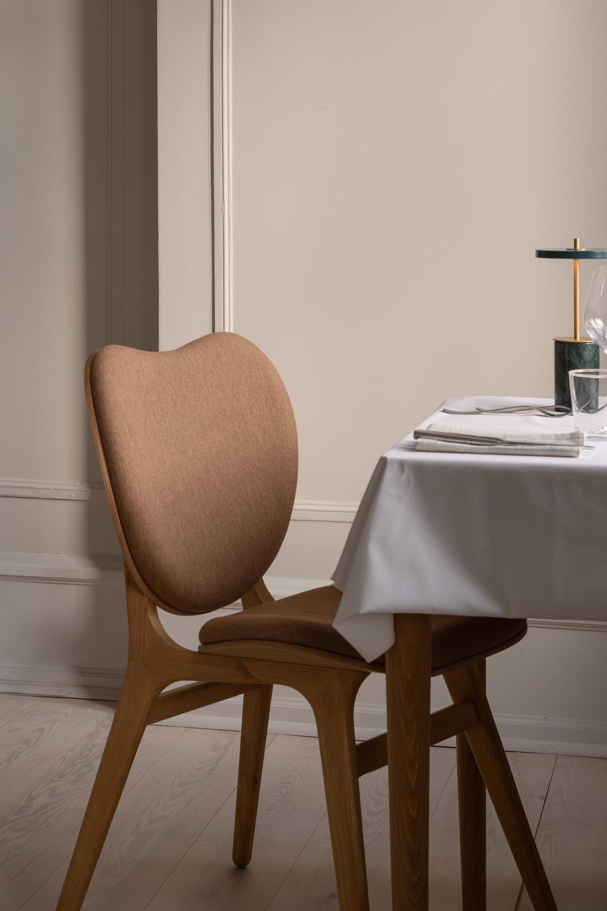 A Conversation Piece Esszimmerstuhl in Sugar Brown präsentiert im Onlineshop von KAQTU Design AG. Stuhl ist von Umage