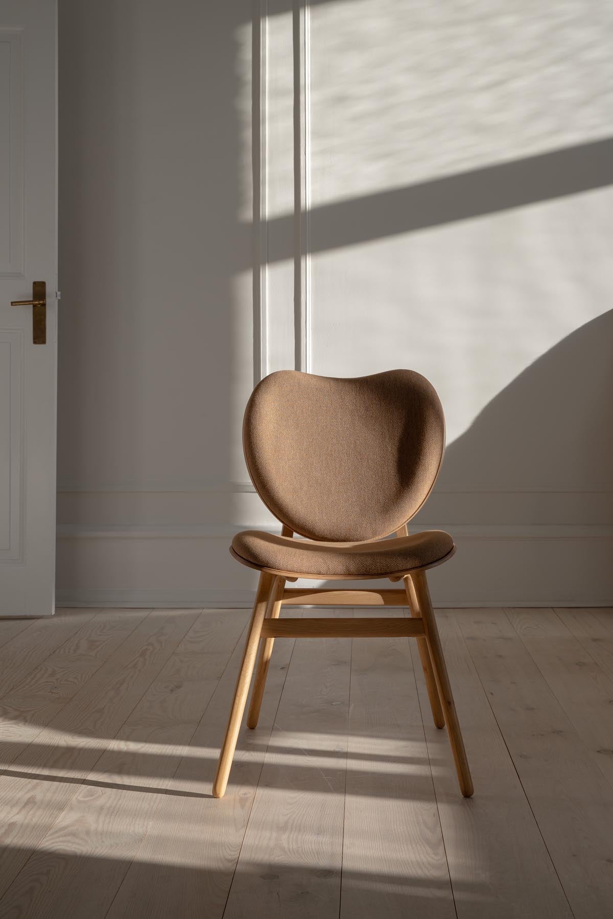 A Conversation Piece Esszimmerstuhl in Sugar Brown präsentiert im Onlineshop von KAQTU Design AG. Stuhl ist von Umage