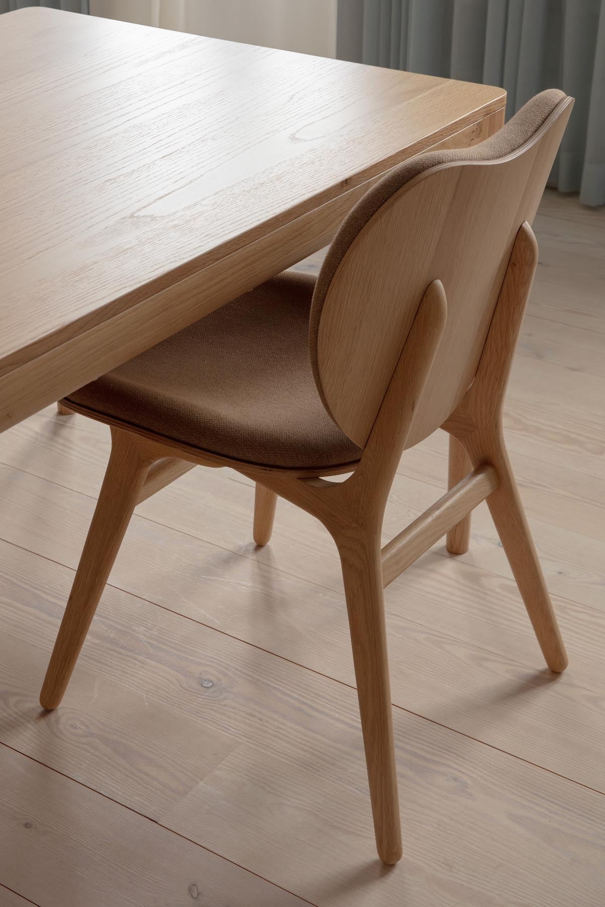 Stilvoller Esszimmerstuhl A Conversation Piece von Umage in warmem Sugar Brown, perfekt für einladende Essbereiche und gesellige Zusammenkünfte.