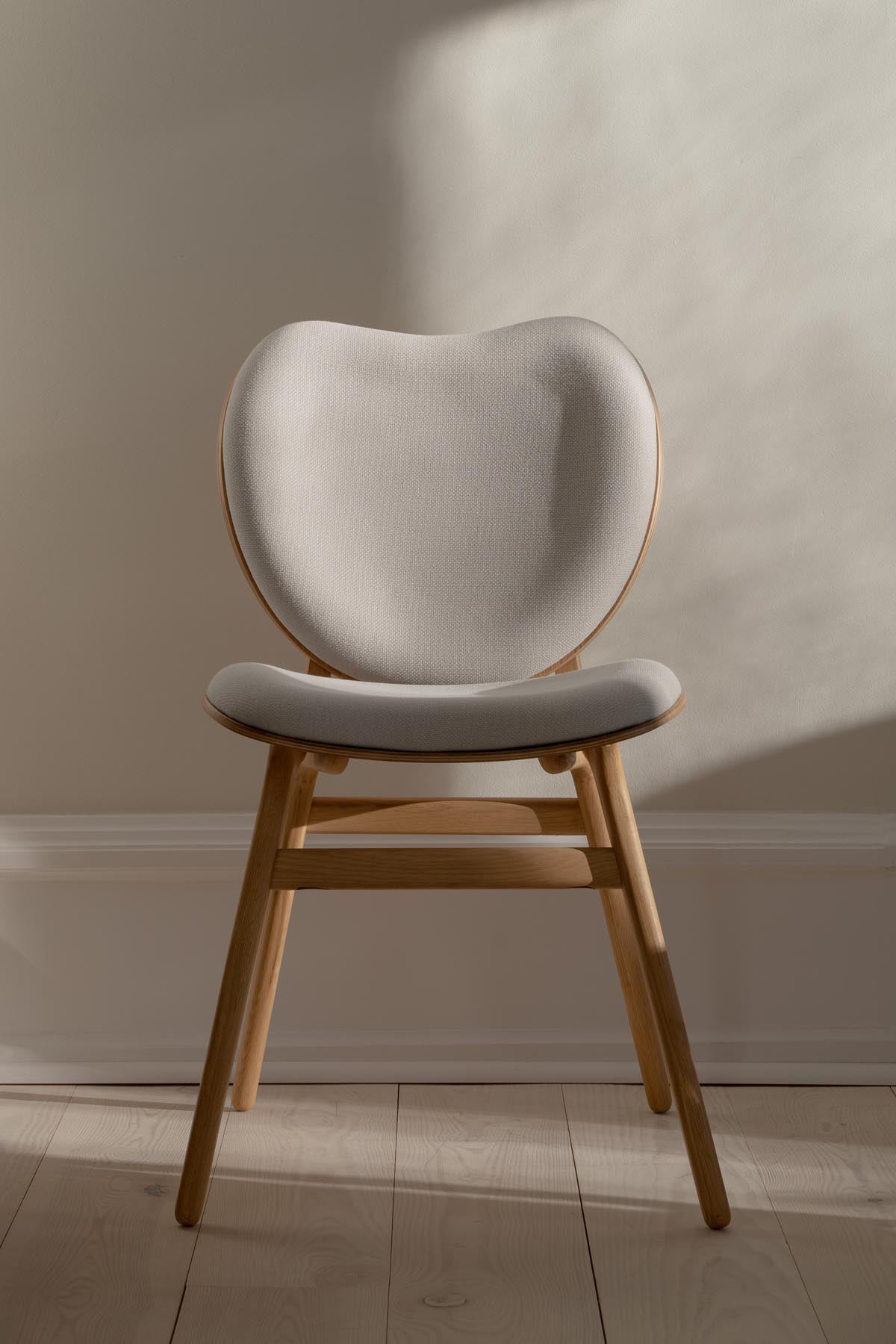 A Conversation Piece Esszimmerstuhl in Sterling präsentiert im Onlineshop von KAQTU Design AG. Stuhl ist von Umage