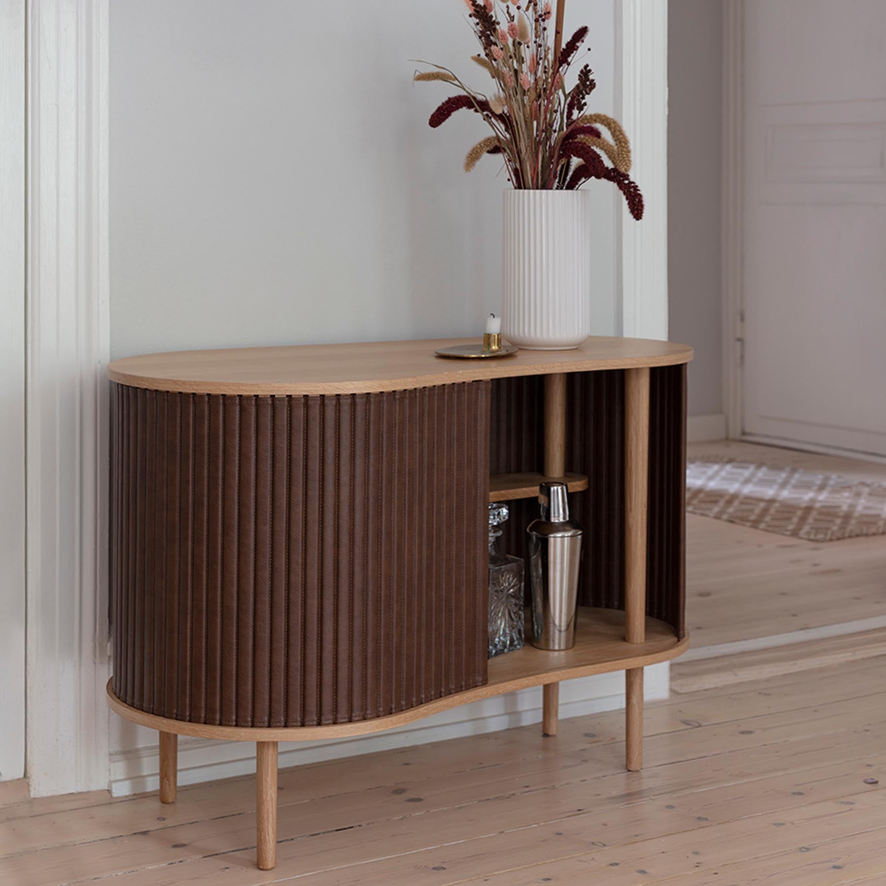 Elegante Audacious Kommode in Haselnussfarbe, stilvoll inszeniert in einem modernen Wohnambiente.