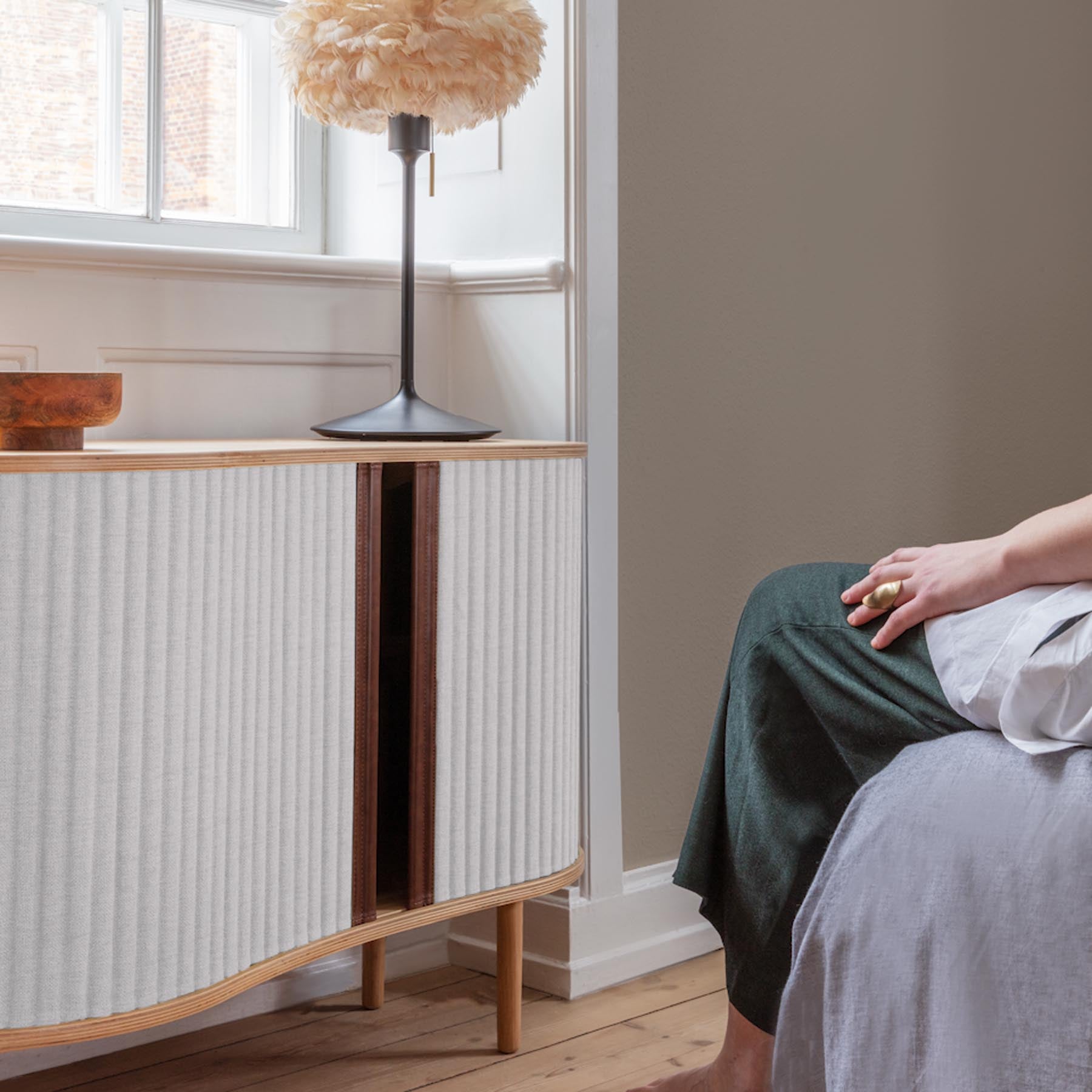 Elegante Audacious Kommode von Umage in stilvollem Sterling, ideal für moderne Wohnräume und funktionale Aufbewahrung.