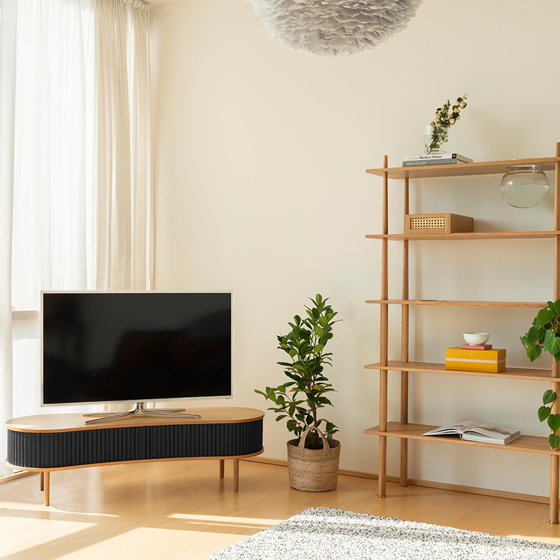 Elegante Audacious TV Bank in stilvollem Charcoal, ideal für ein modernes Ambiente und praktische Aufbewahrung im Wohnzimmer.
