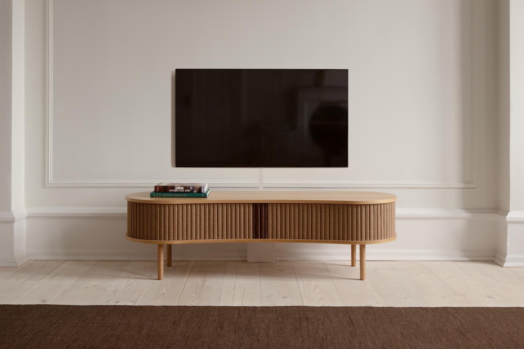 Stilvolle Audacious TV Bank in warmem Sugar Brown von Umage, perfekt für ein modernes Wohnzimmer und funktionale Einrichtung.