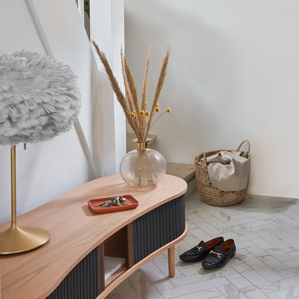 Moderne Audacious TV Bank von Umage in stilvollem Shadow-Finish, perfekt für eine elegante Wohnraumgestaltung und TV-Präsentation.