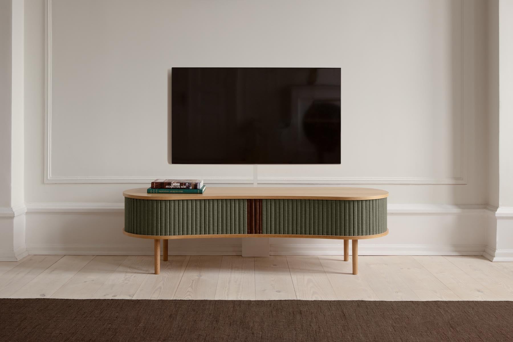 Elegante Audacious TV Bank von Umage, ideal für moderne Wohnzimmer, vereint praktischen Stauraum mit einem ansprechenden, zeitgemäßen Look.