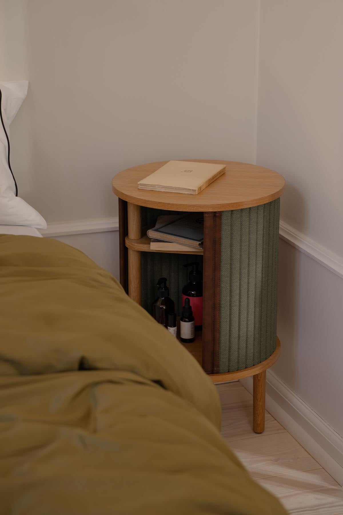 Stylisches Audacious Sideboard Mini von Umage, perfekt für kompakte Wohnräume, bietet modernes Design und praktischen Stauraum.