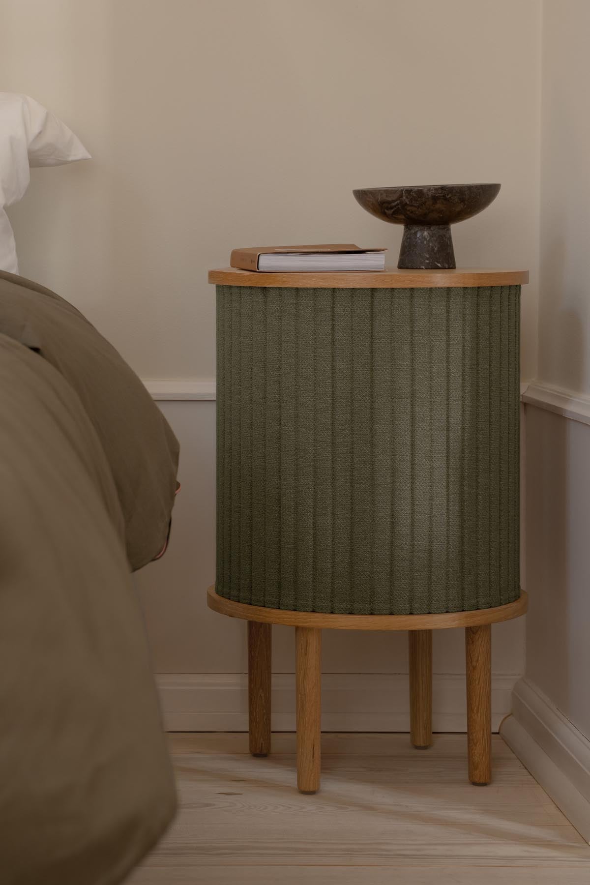 Elegantes Audacious Sideboard Mini von Umage, ideal für kleine Räume, vereint zeitgemäße Ästhetik mit funktionalem Stauraum.