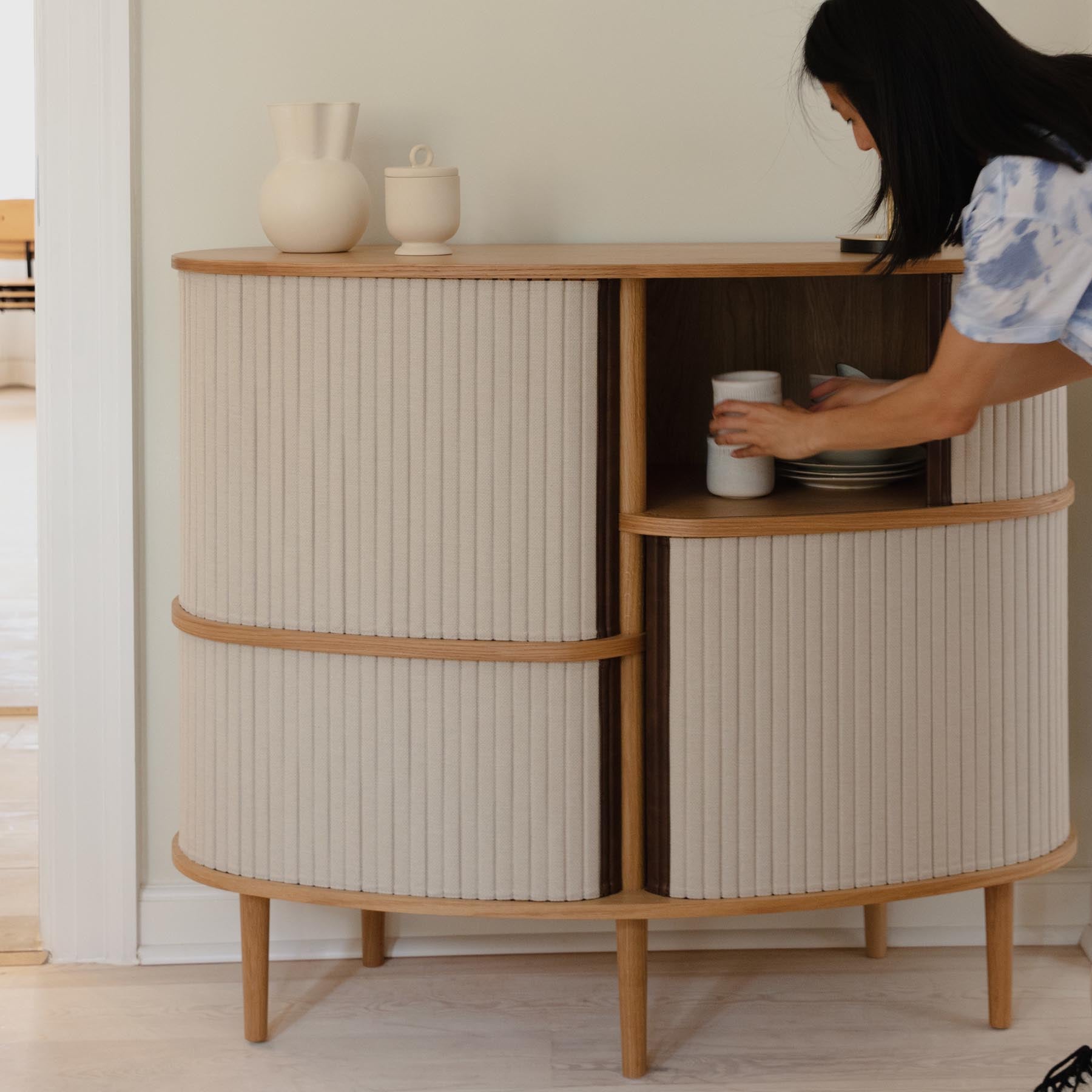 Modernes Highboard von Umage in sanften Weißtönen, perfekt für elegante Wohnräume und kreative Einrichtungsideen.