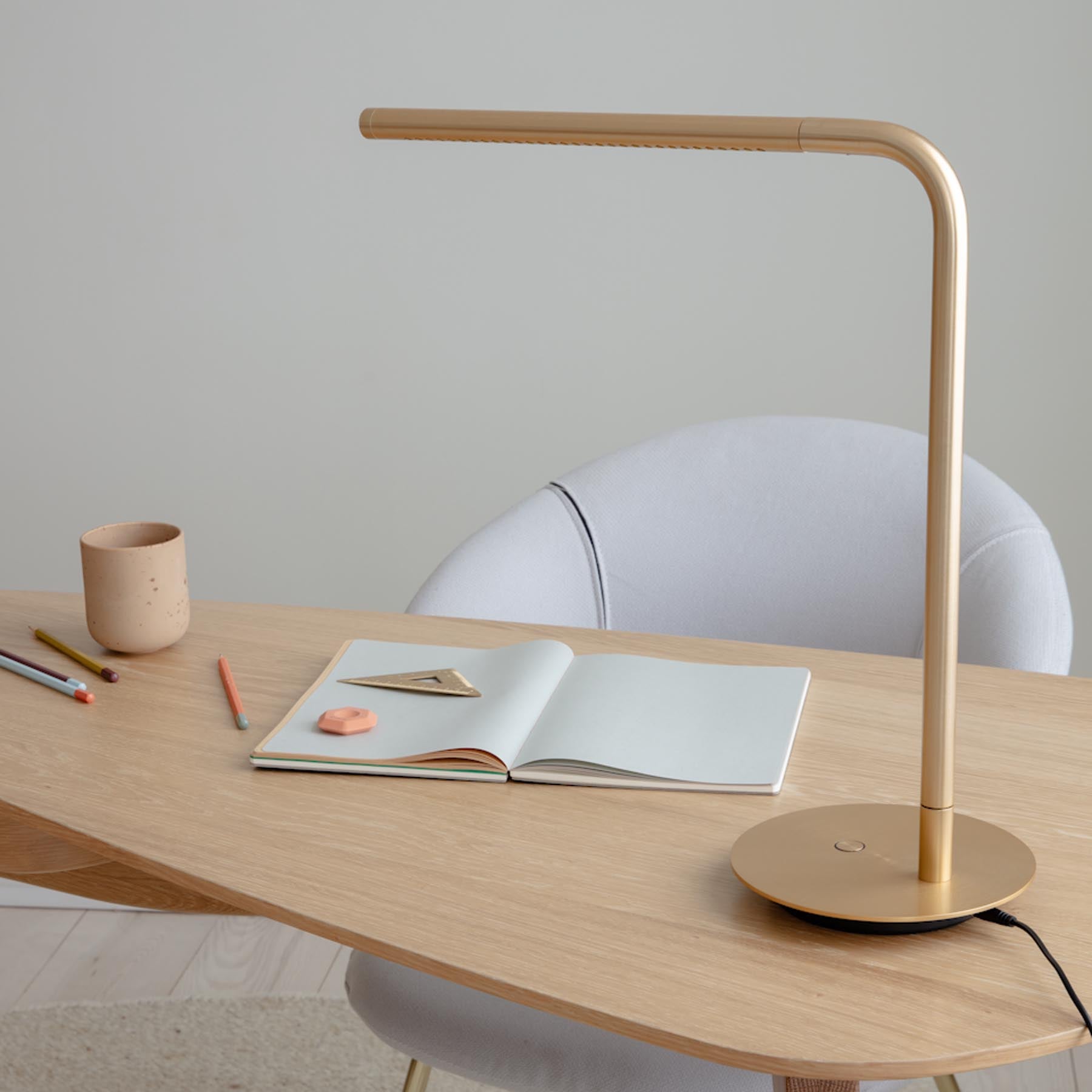 Eleganter Duende Schreibtisch aus edlem Eichenholz, ideal für inspirierende Arbeitsplätze und modernes Design von Umage.